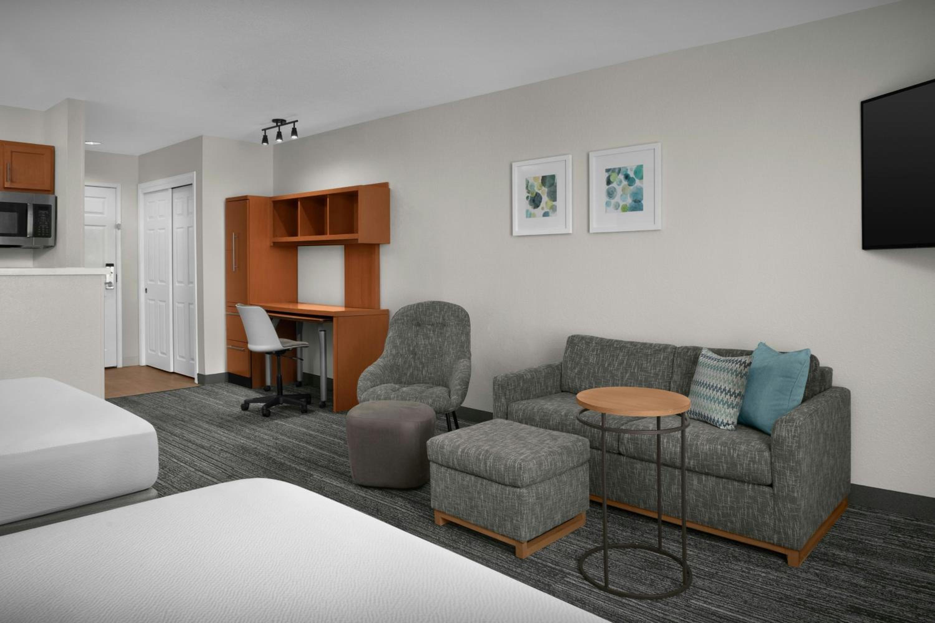 Studio Queen Room with Sofa Bed and Adapted Tub - Mobility and Hearing Accessible