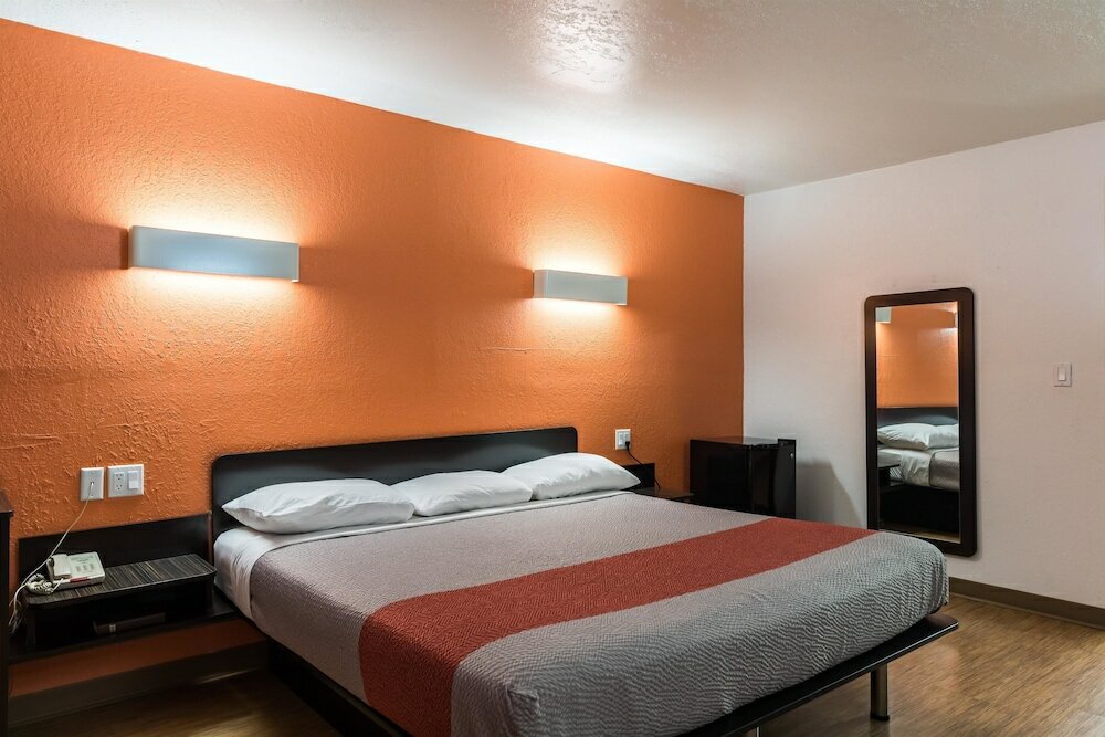 Standard Room, 1 King Bed, Non Smoking, Kitchenette