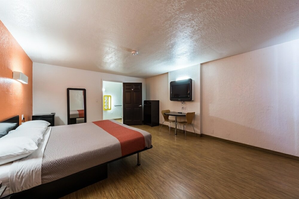 Standard Room, 1 King Bed, Non Smoking, Kitchenette