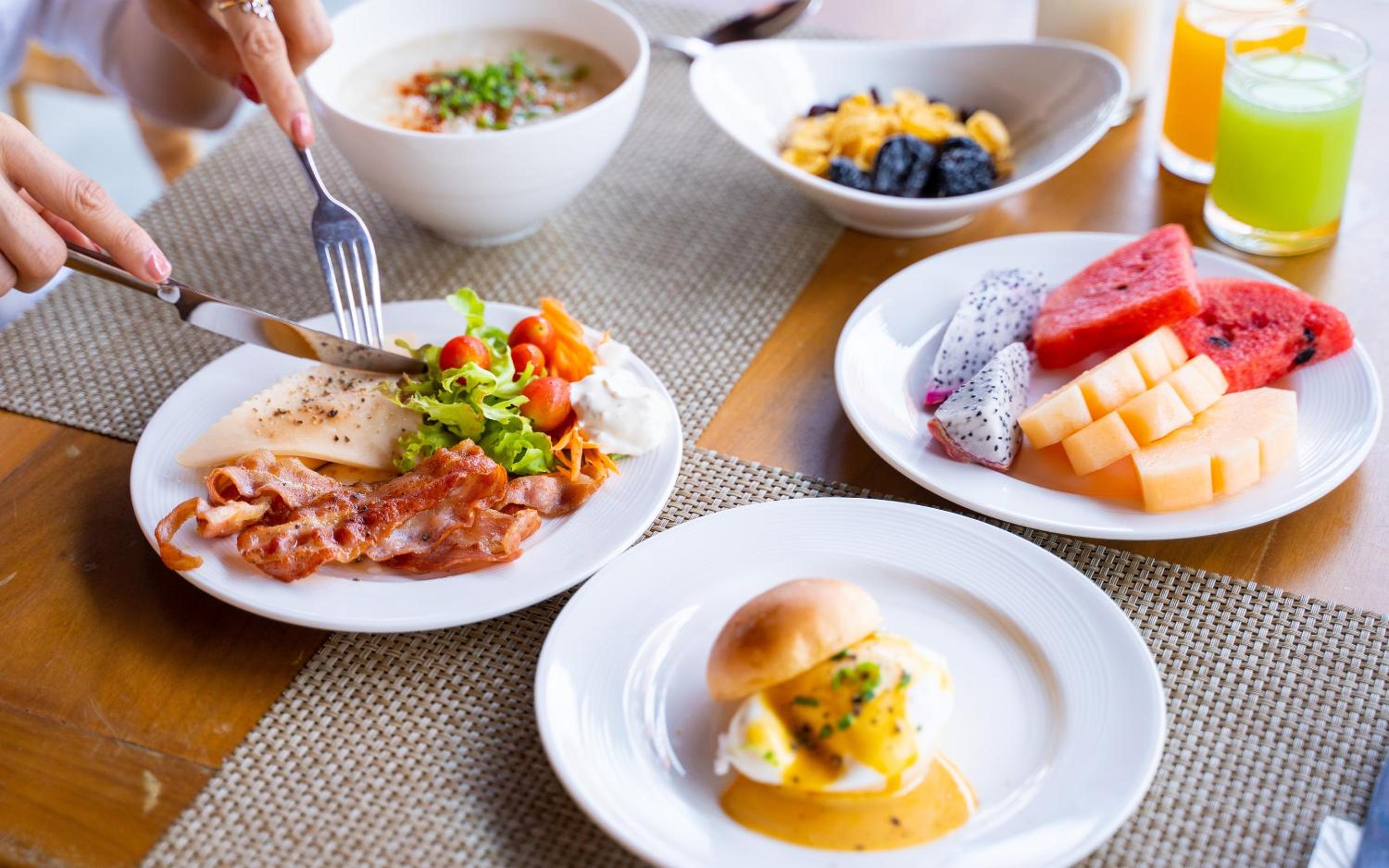 Runway to Belmont – Room with Breakfast and One-way Airport Transfer