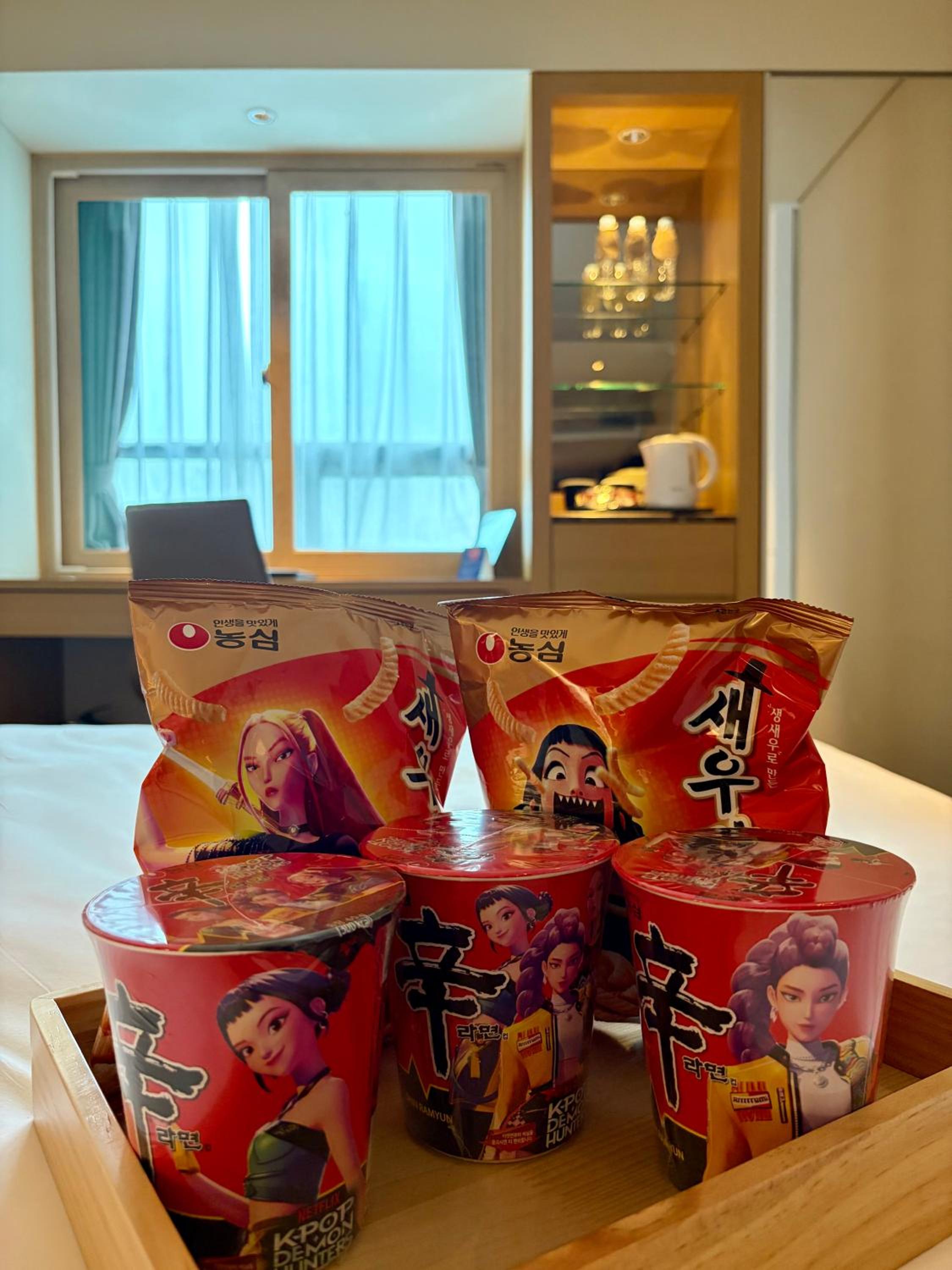 Deluxe Twin - K-POP Snack PKG (Package includes K-pop snack or cup noodle one time)