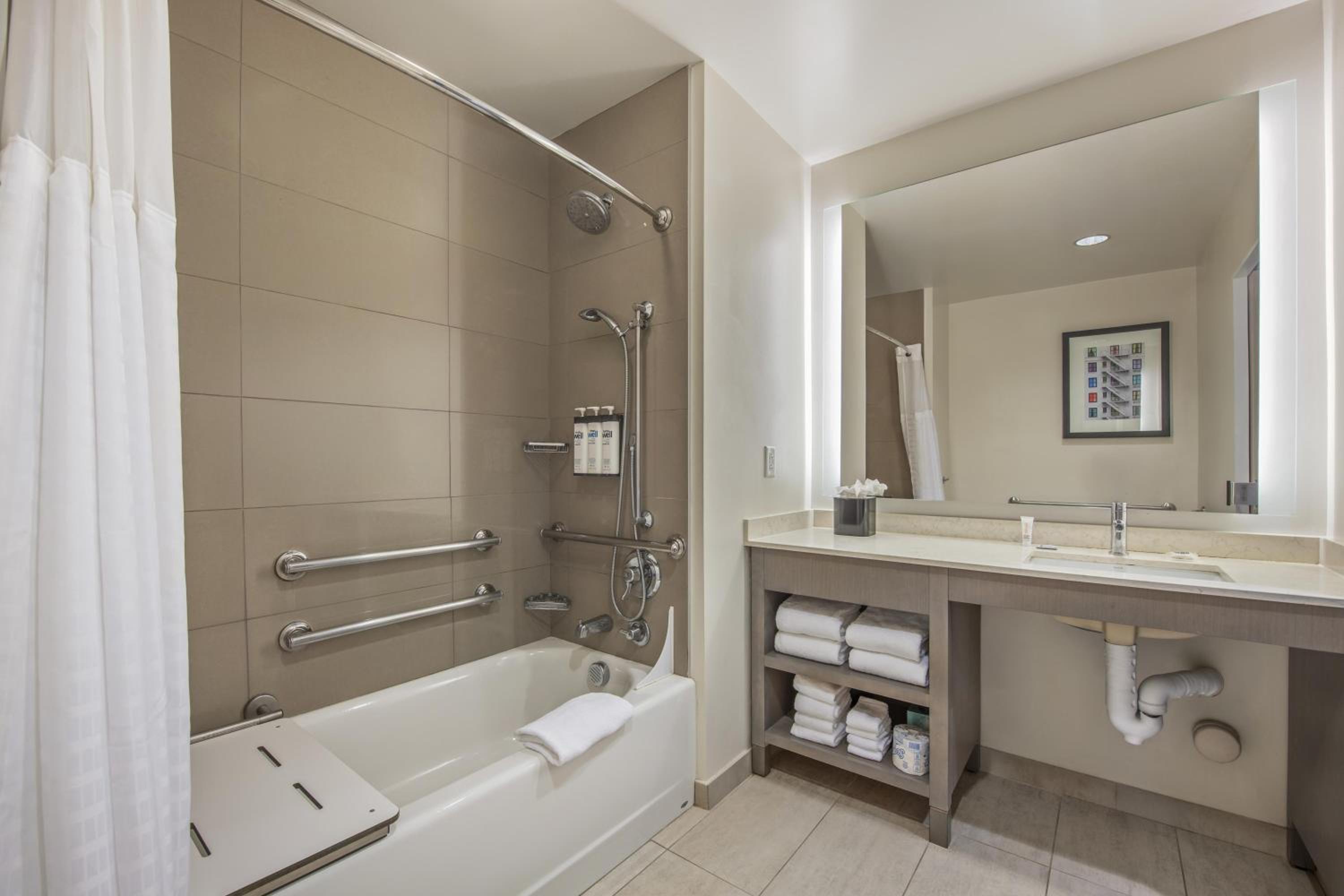 Den Guestroom with Two Queen Beds and Bath Tub - Mobility Accessible
