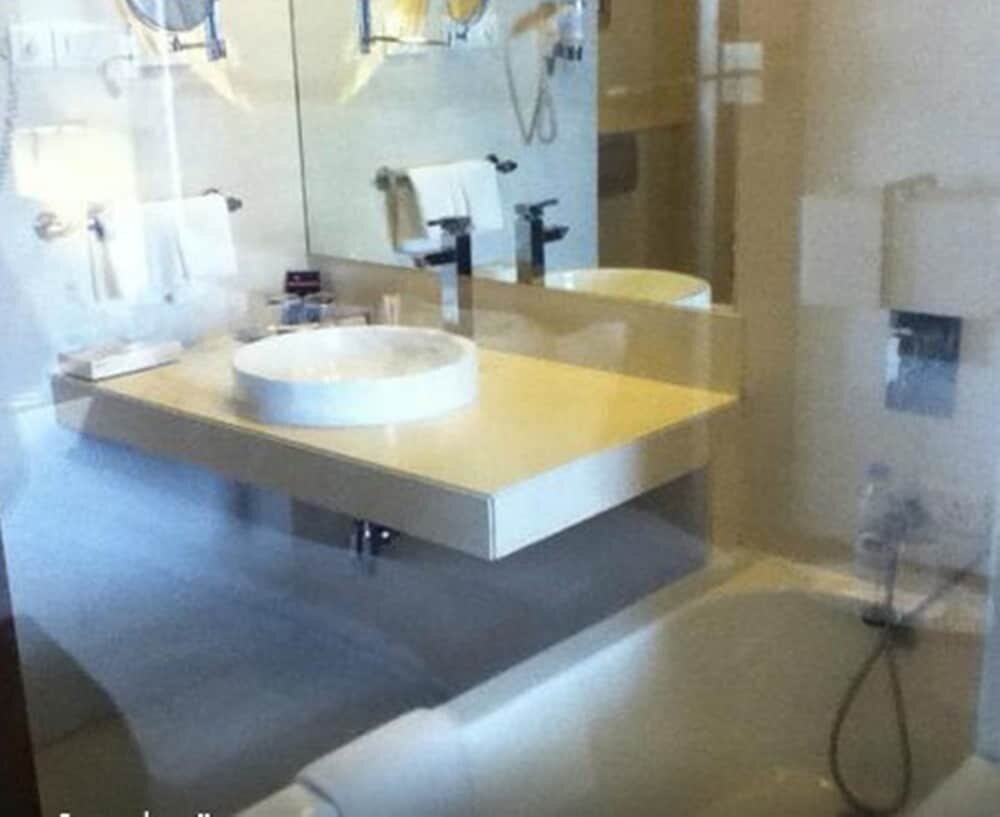 Deluxe Room with Bathtub