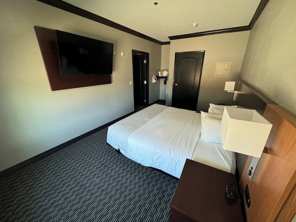 Deluxe Suite, 1 King Bed, Accessible, Non Smoking (Hearing, Mobility Tub w/Grab Bars)