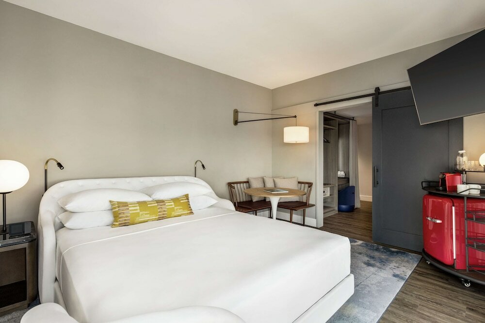 Studio Suite, 1 King Bed (Landmark View)