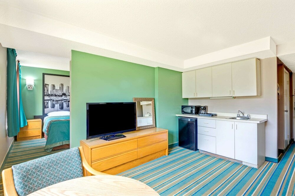 Suite, 1 Queen Bed, Non Smoking