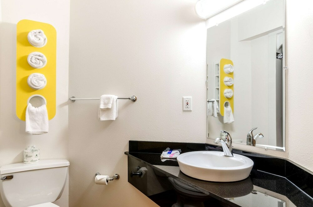 Deluxe Room, 1 King Bed, Non Smoking, Refrigerator & Microwave