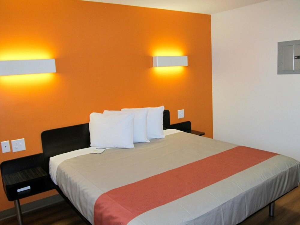 Deluxe Room, 1 King Bed, Non Smoking, Refrigerator & Microwave