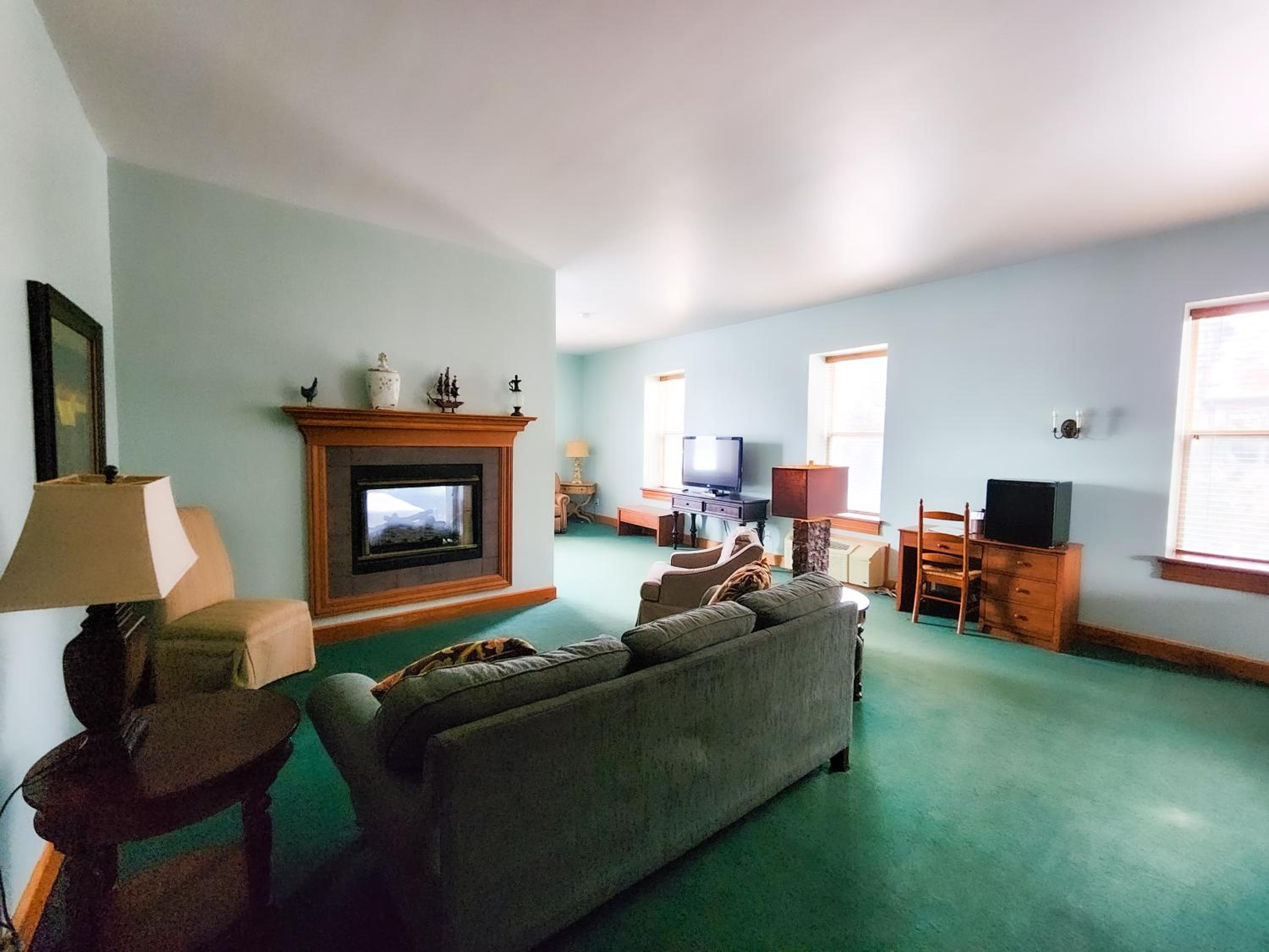 Deluxe King Suite