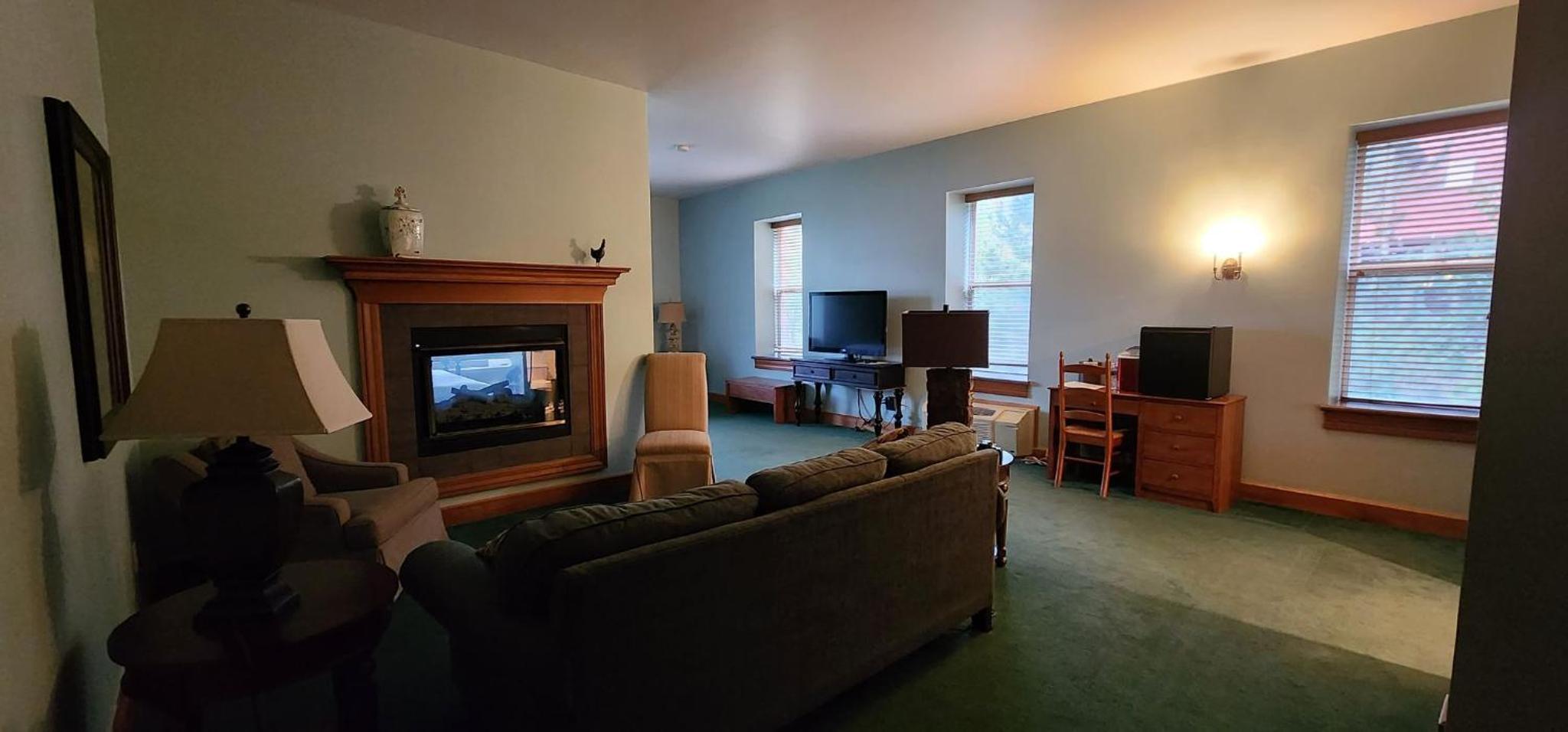 Deluxe King Suite