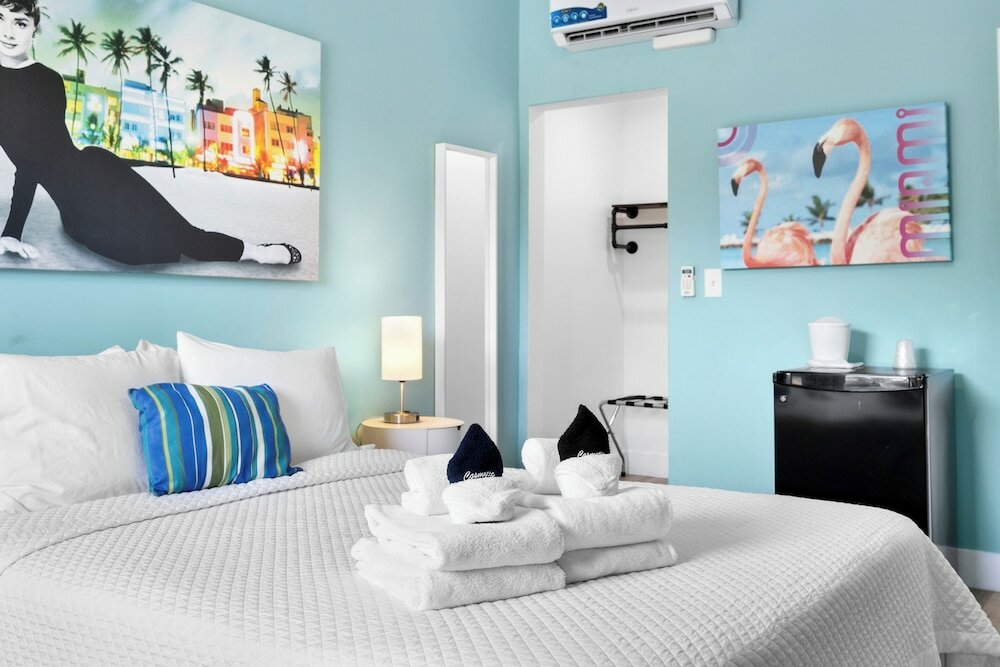 Deluxe Room, 1 Queen Bed, Bathtub Grab Bars