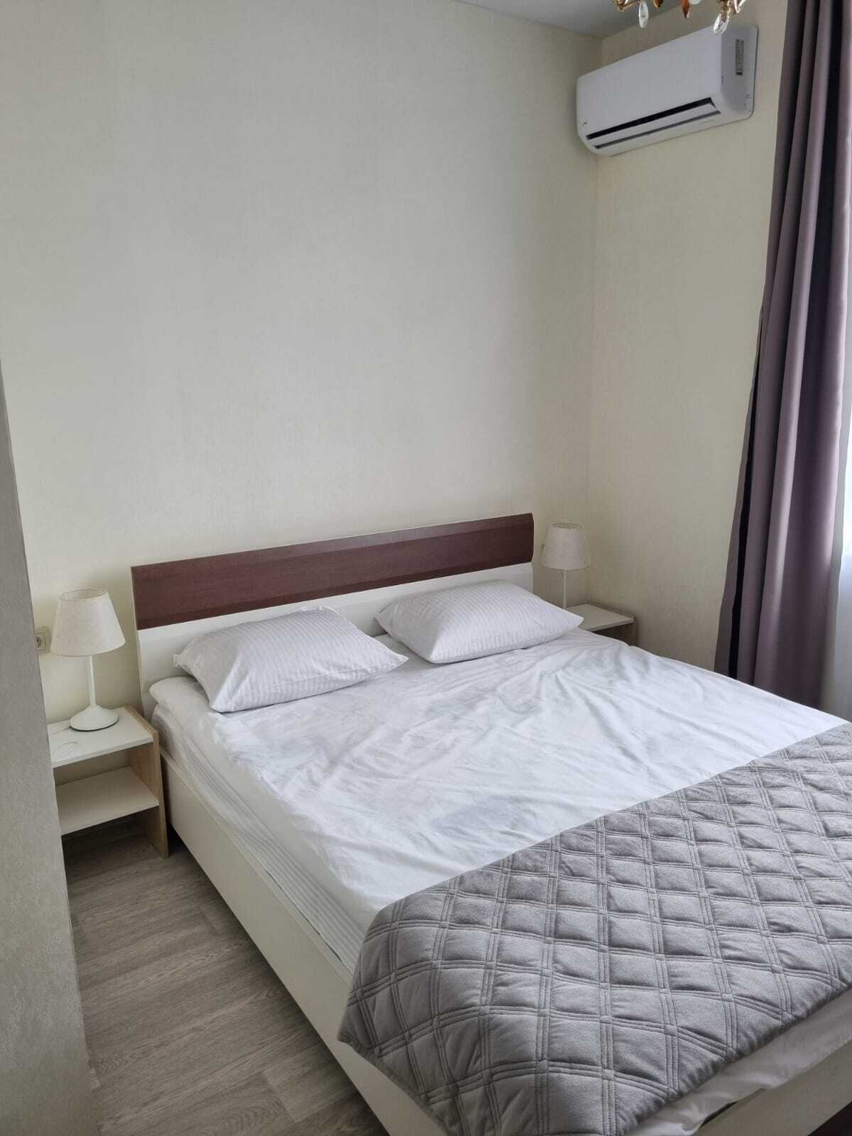 Трёхместный номер с двуспальной кроватью и креслом-кроватью