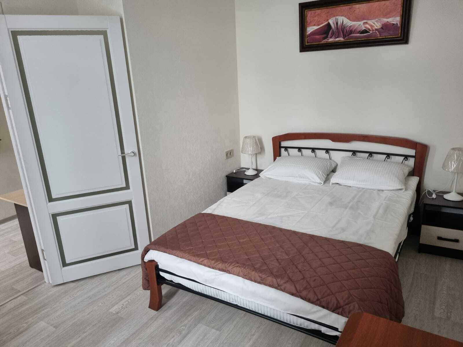 Двухкомнатный четырёхместный номер с двуспальной кроватью и раскладным диваном