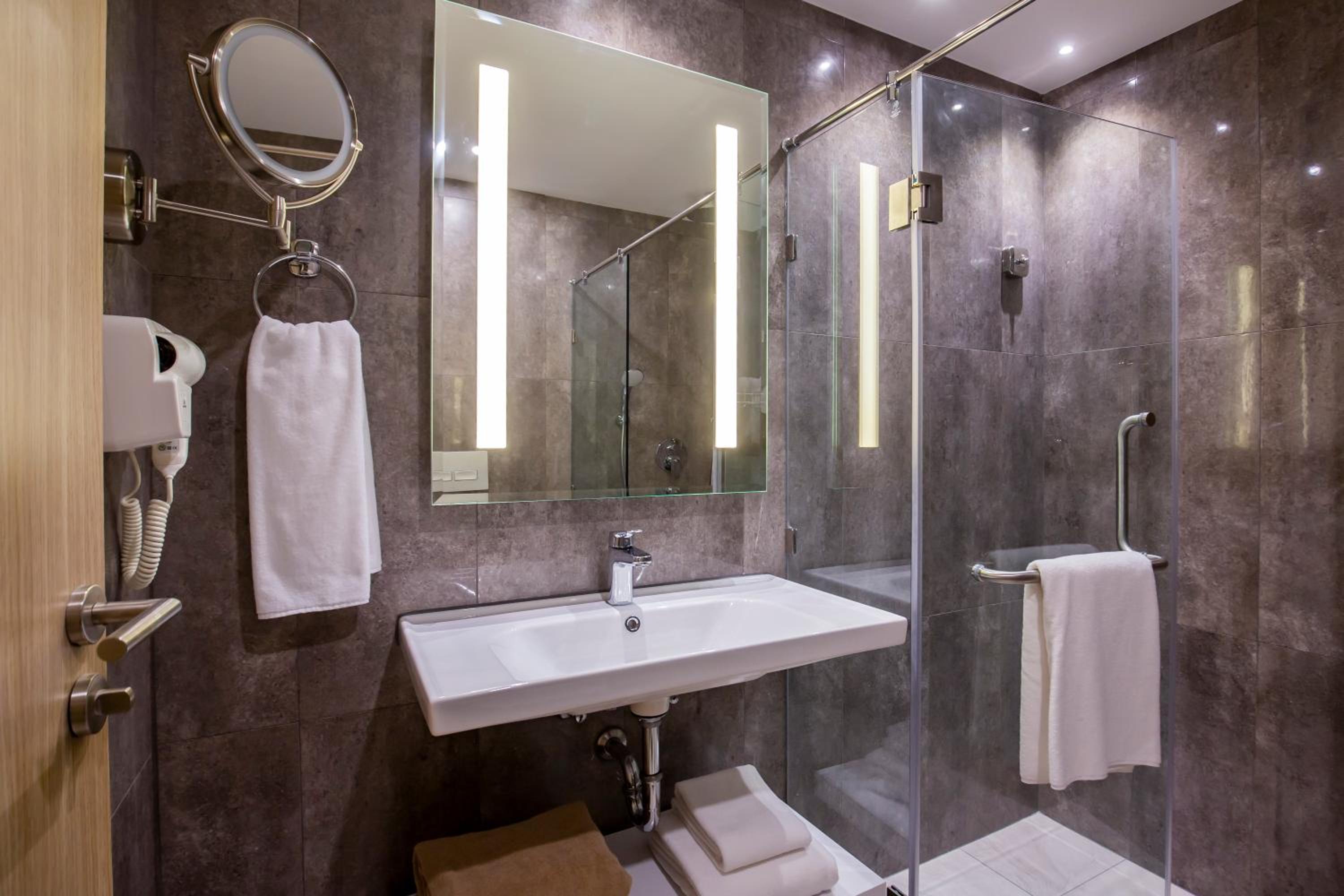 Deluxe Room (2 Adults + 1 Child)