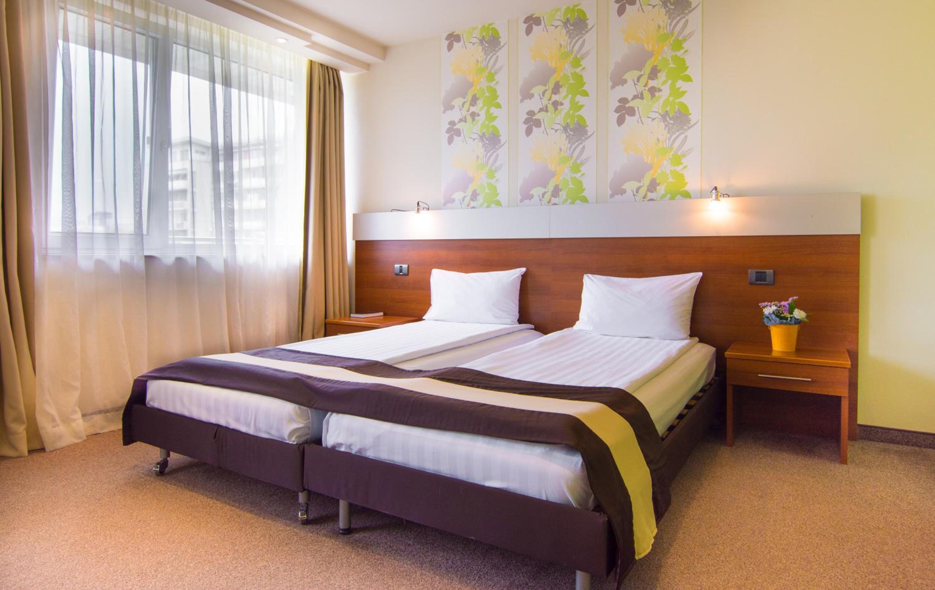 Deluxe Twin Room with Sofa Bed - Free Late Check-out