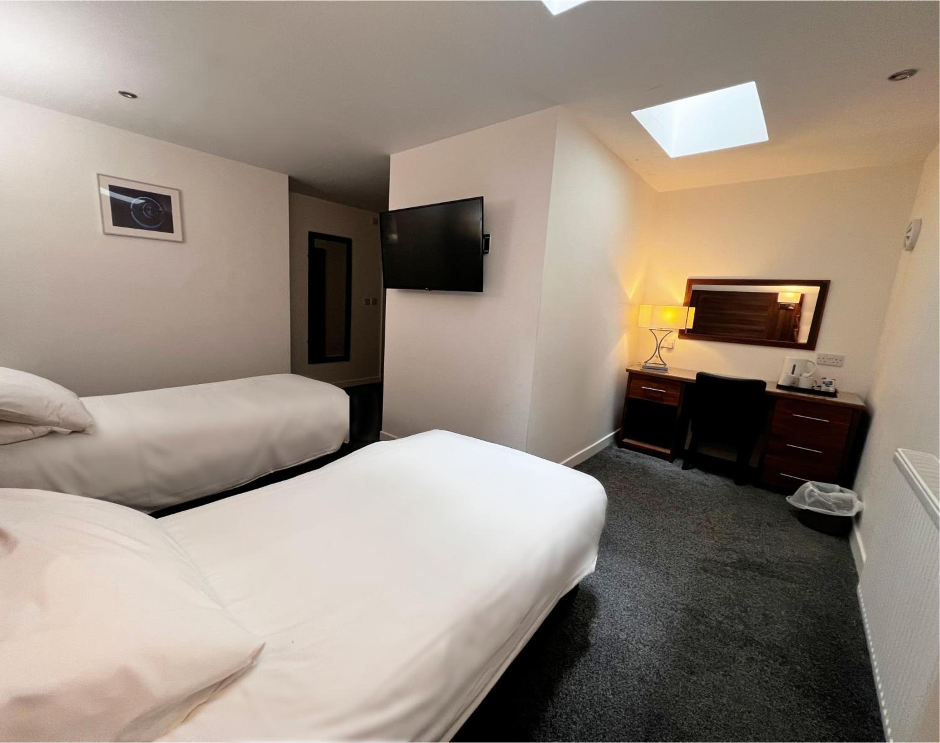 Twin Room with Skylight Window only