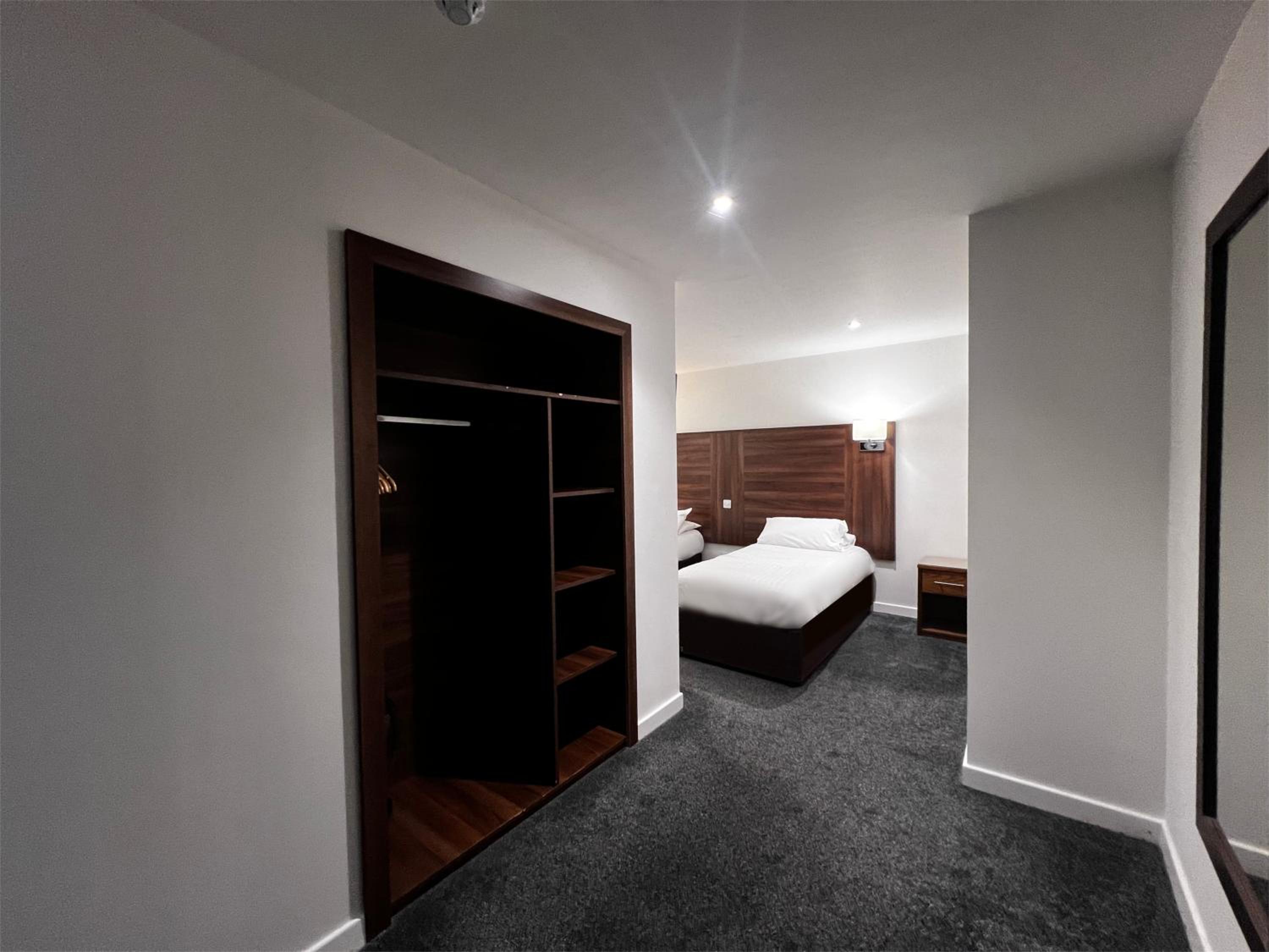 Twin Room with Skylight Window only