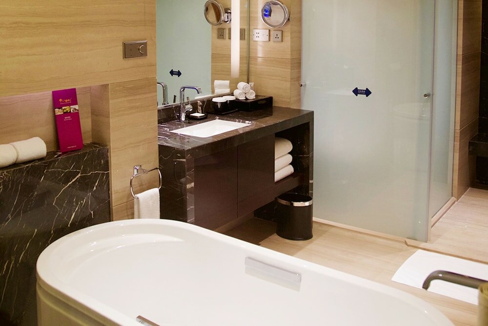 1 KING BED HILTON GUESTROOM