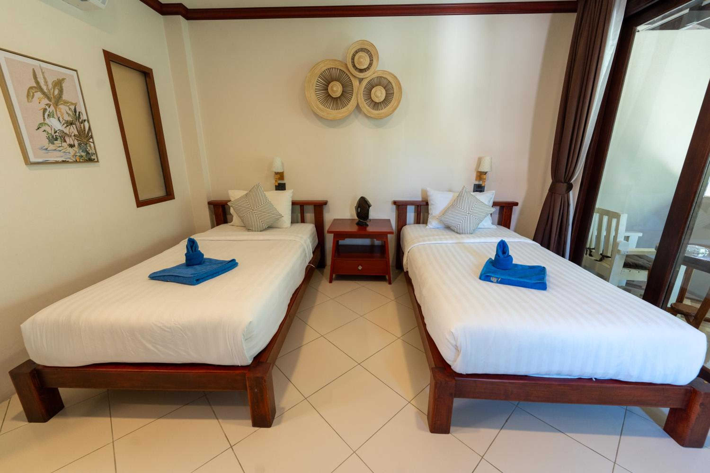 Premium Twin Room - Street Side Building
