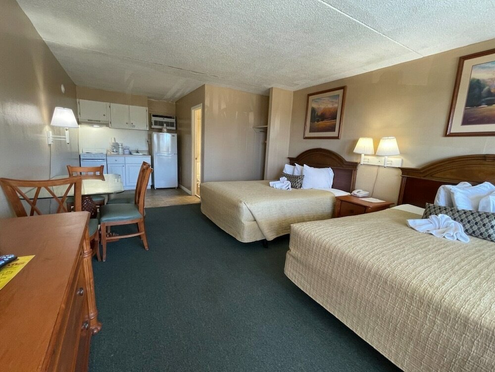 2 Queen Beds, Non-Smoking Kitchen, Partial Ocean View