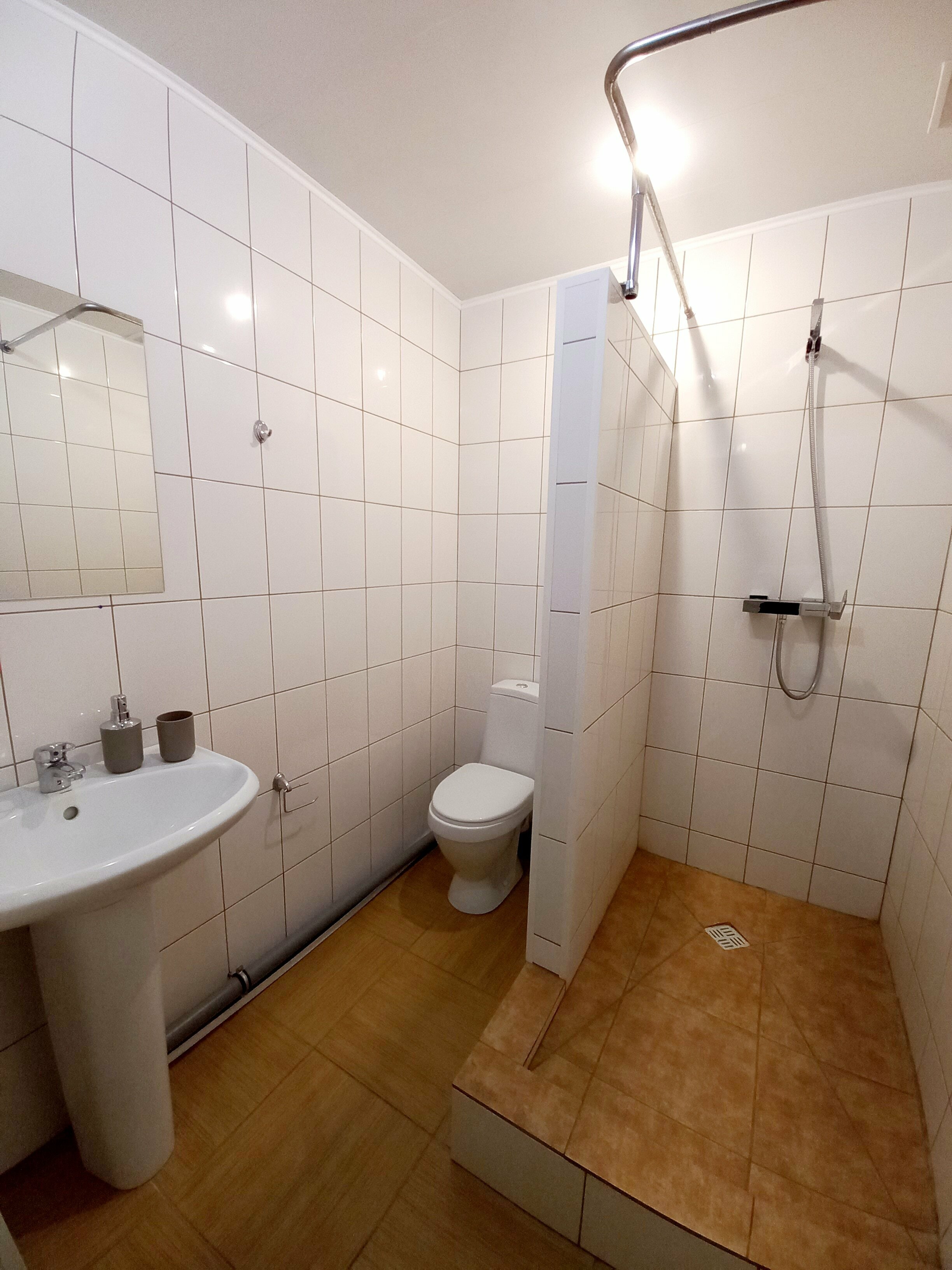 Кровать в общем 6-местном мужском номере с душем и туалетом (нижний ярус)