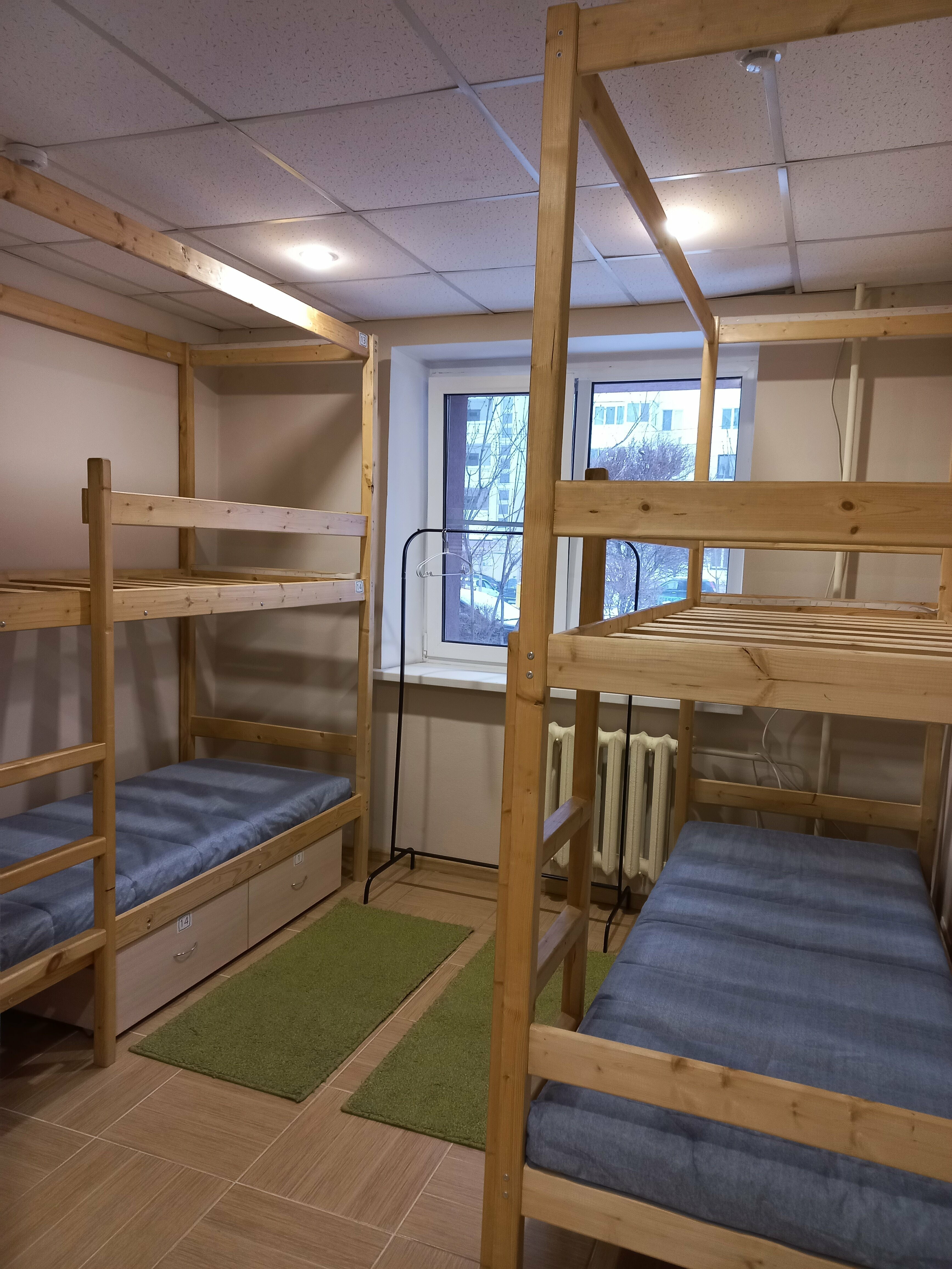 Кровать в общем 6-местном мужском номере с душем и туалетом (нижний ярус)