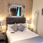 Стандартный двухместный номер с 1 двуспальной кроватью, смежные ванная комната и спальня в Angel House Bed & Breakfast