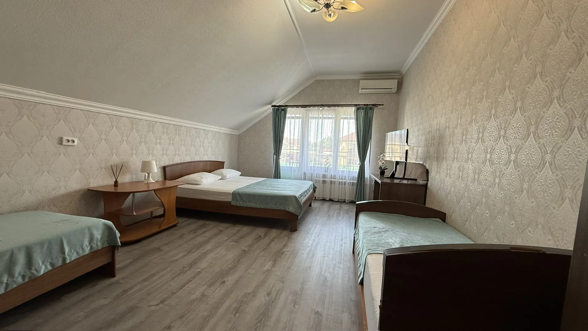 Cемейный номер с собственной ванной комнатой