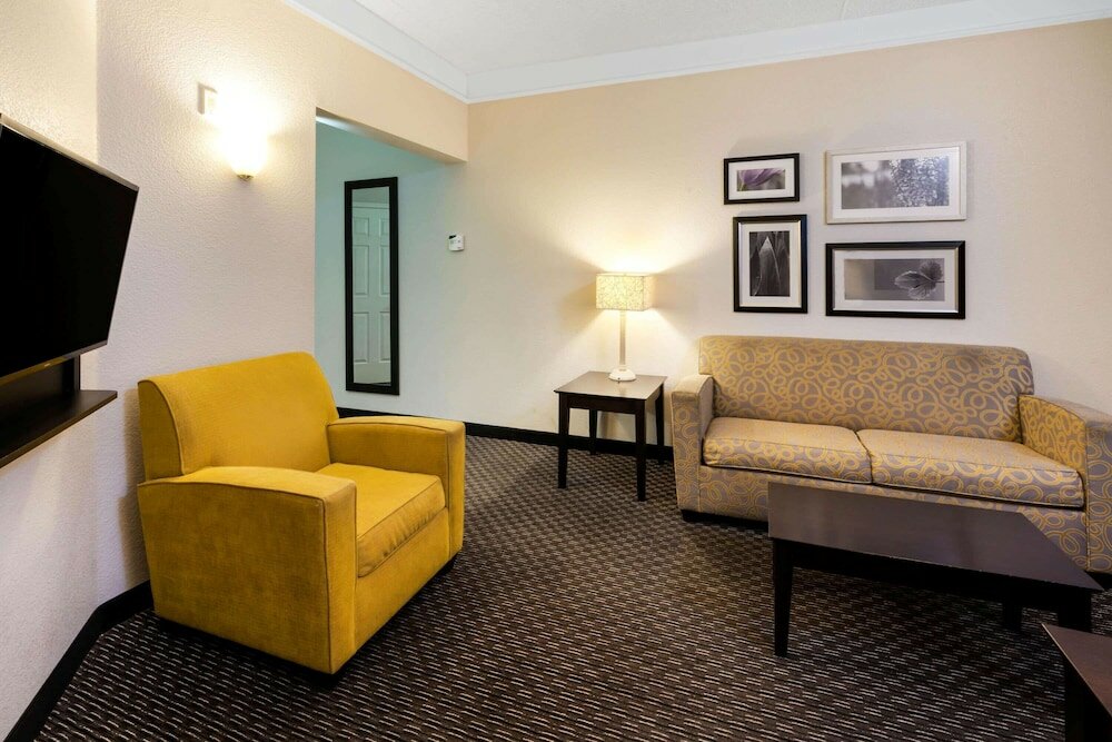 Suite, 1 Bedroom, Non Smoking, Pool View (1King Bed)