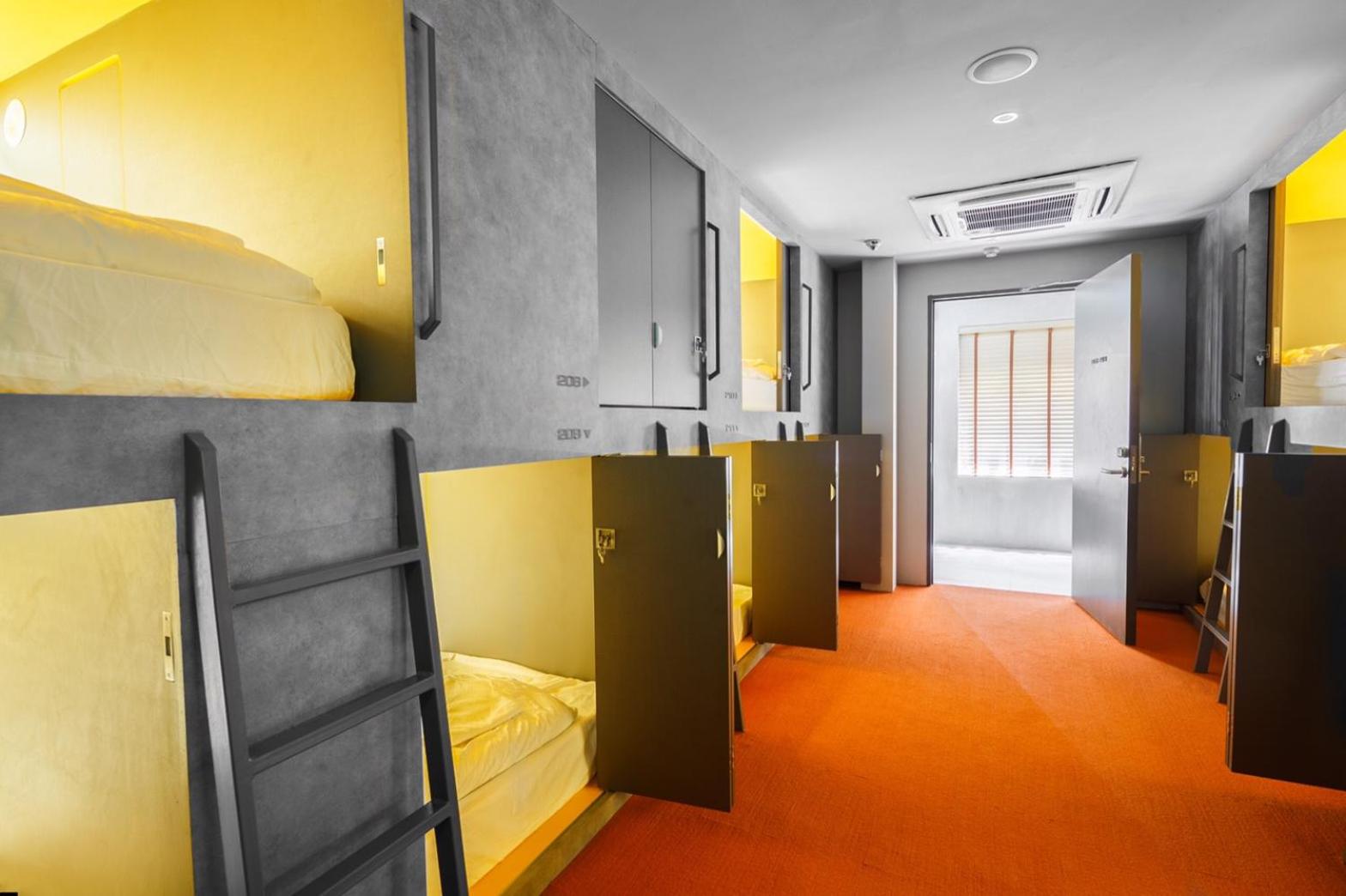 King Pod In Mixed Dorm