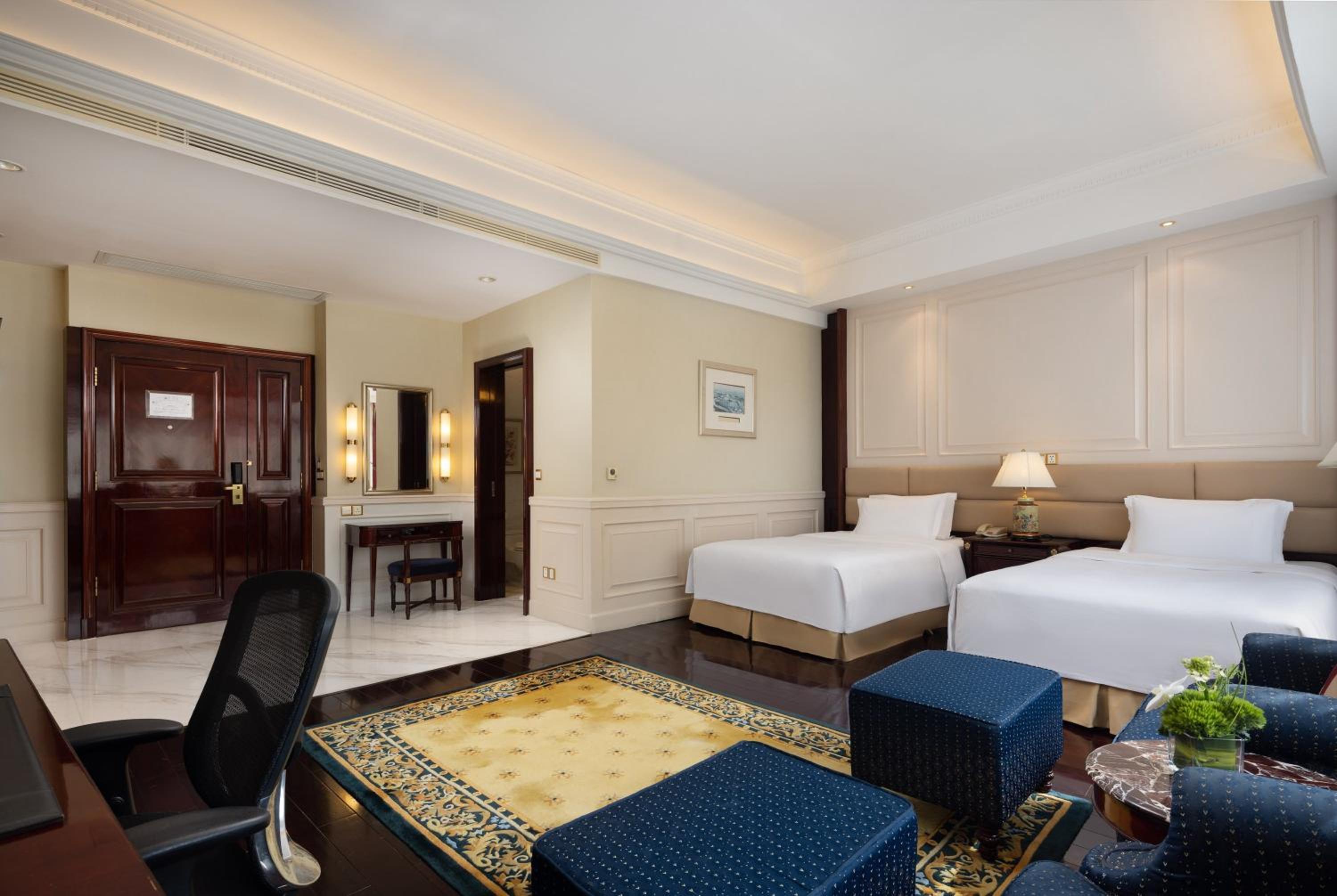 Junior Twin Suite with Lounge Access