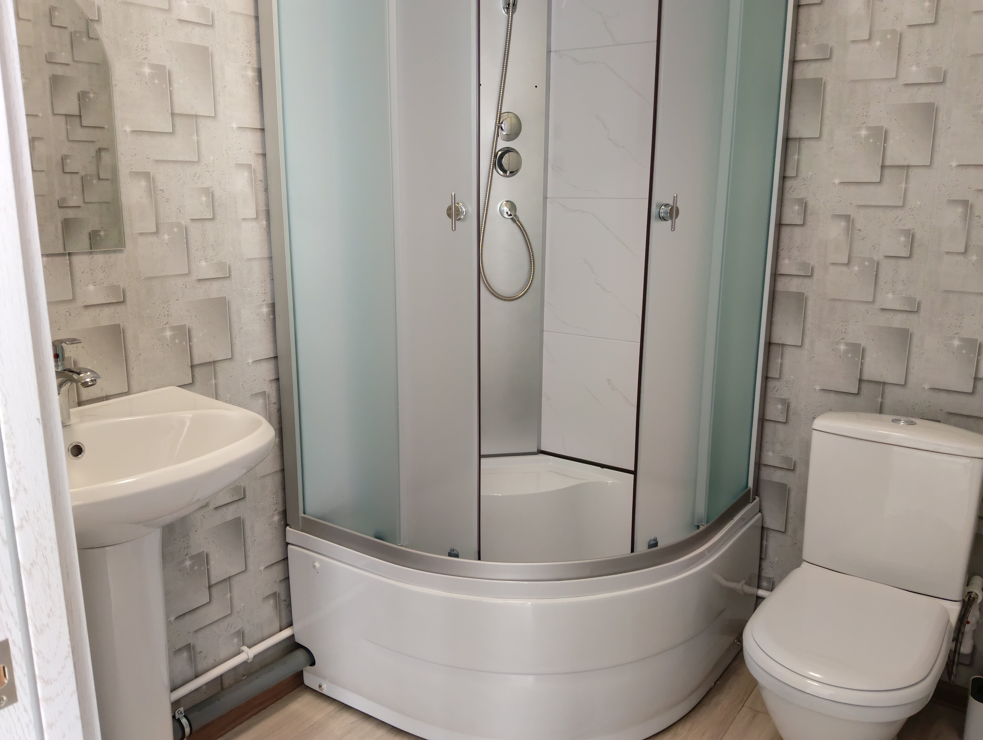 благоустроенный 4-х местный домик со своей кухней и с.узлом