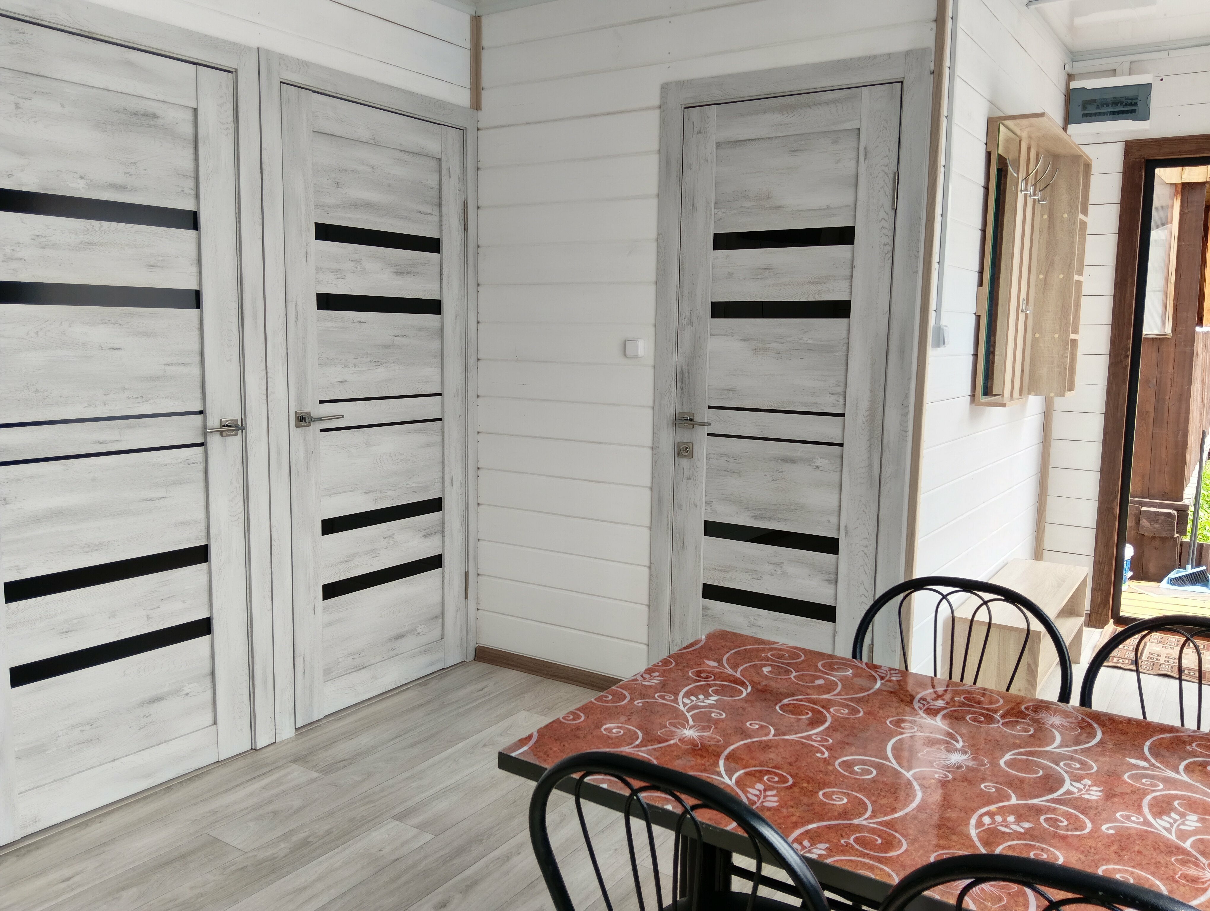 благоустроенный 4-х местный домик со своей кухней и с.узлом