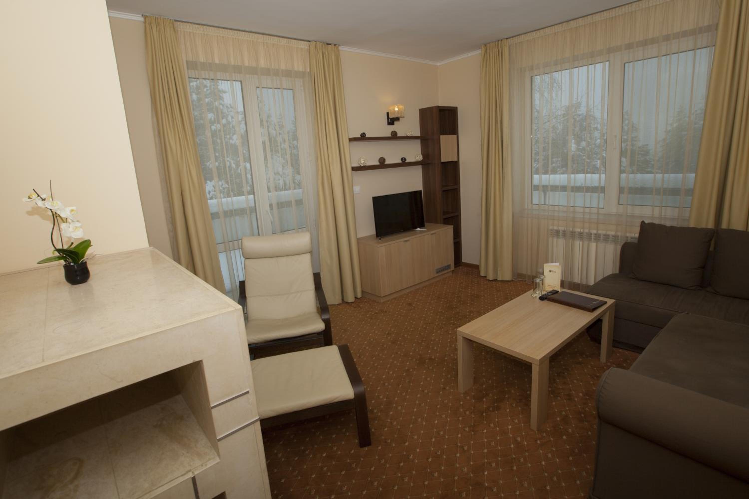 Suite with Balcony and Mountain View