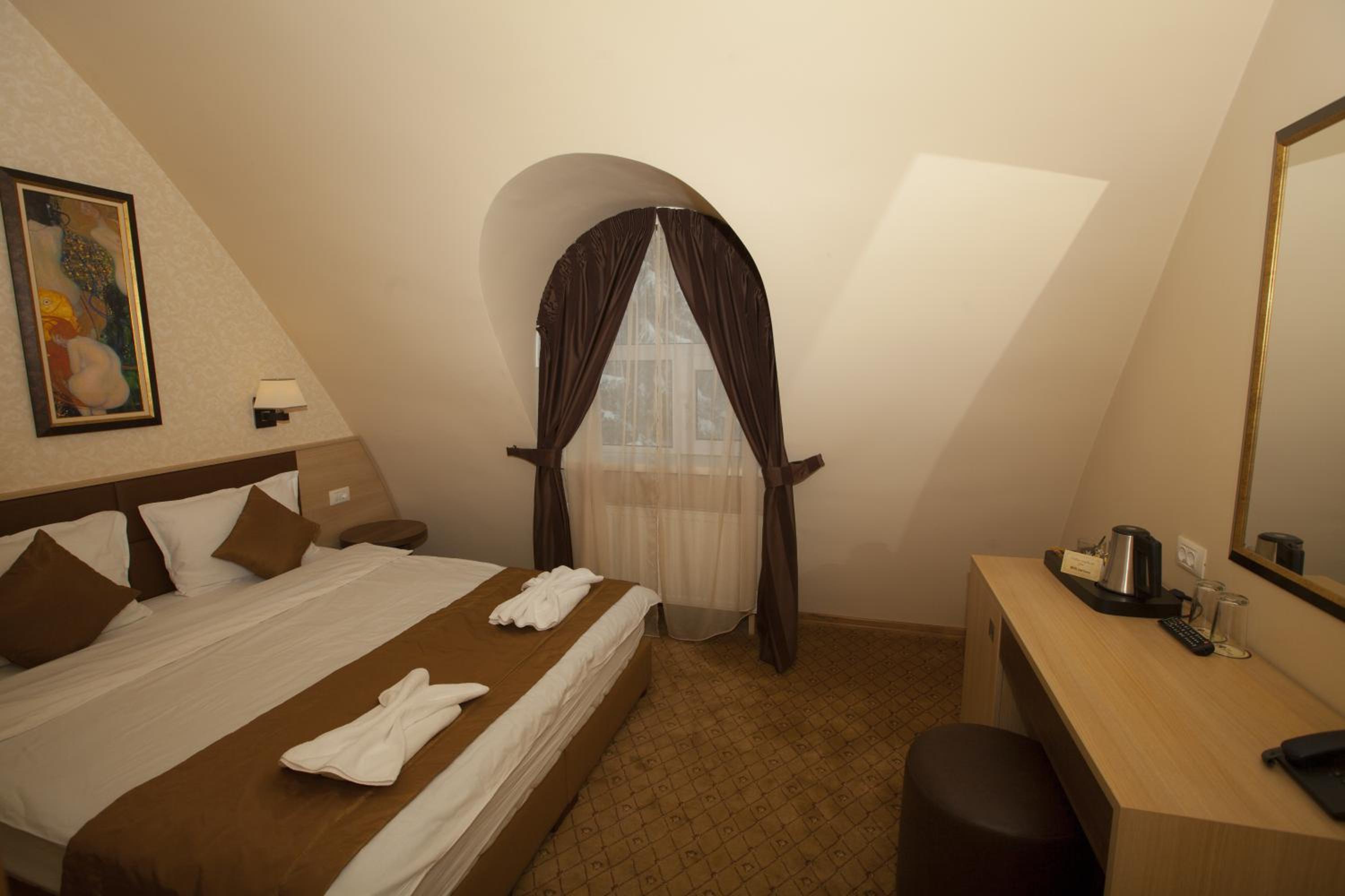 Economy Double Room with Mountain View