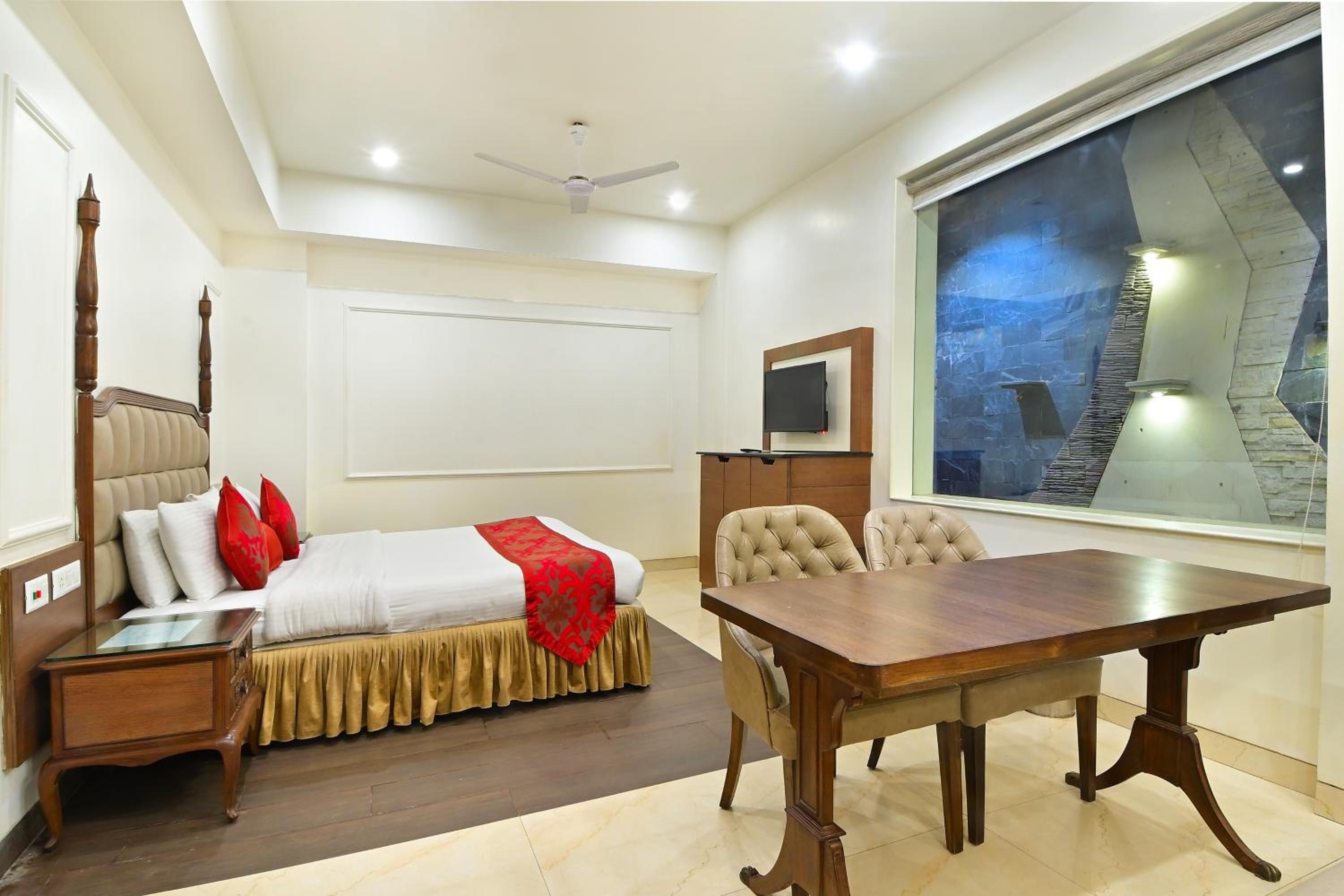 Suite Room With Bathtub