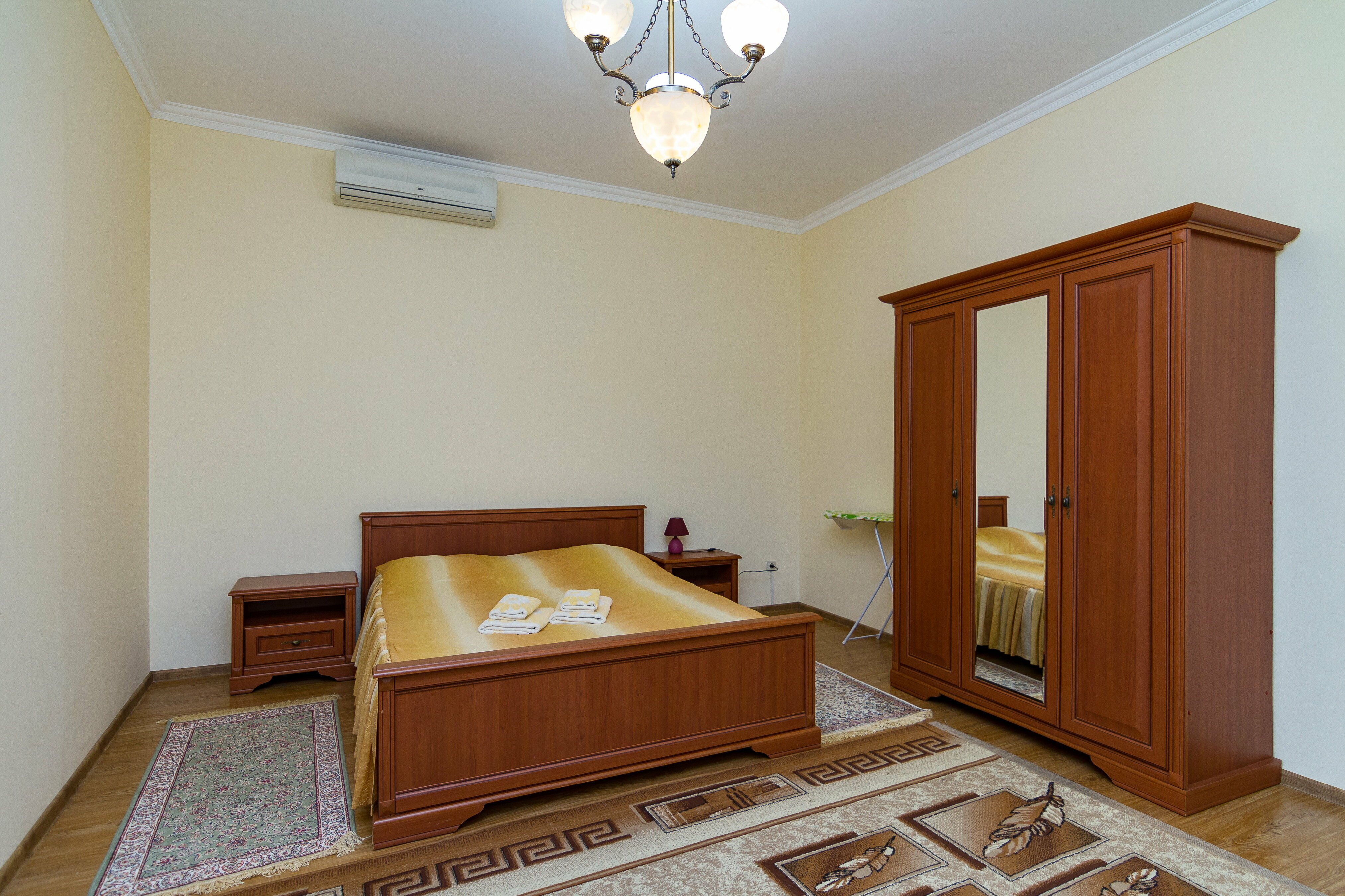 двухкомнатный номер с 1 большой кроватью и 1  односпальной кроватью