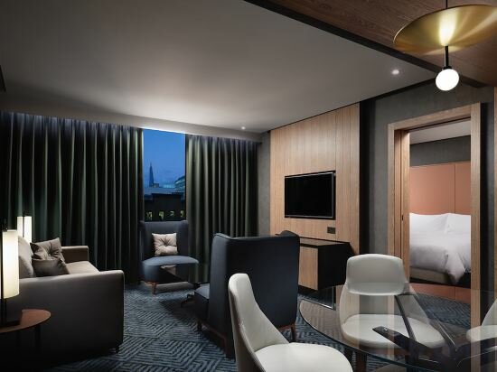 King Deluxe One Bedroom Suite with Lounge Access