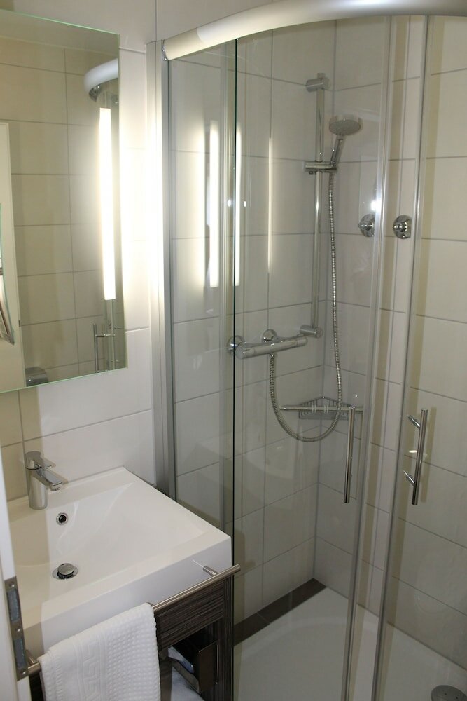 Business double room with french bed (1.40m)