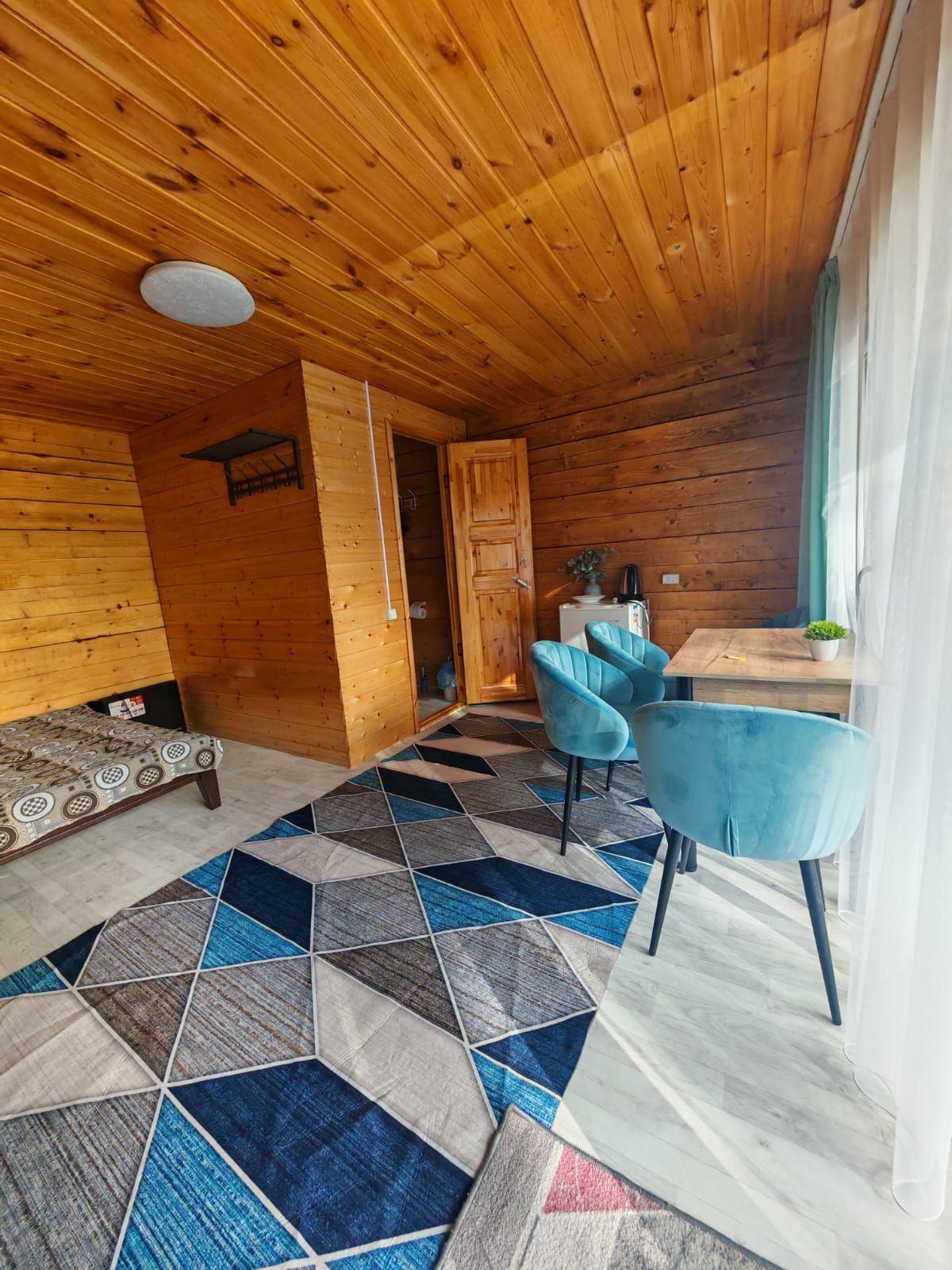 Трехместный номер с собственной ванной комнатой