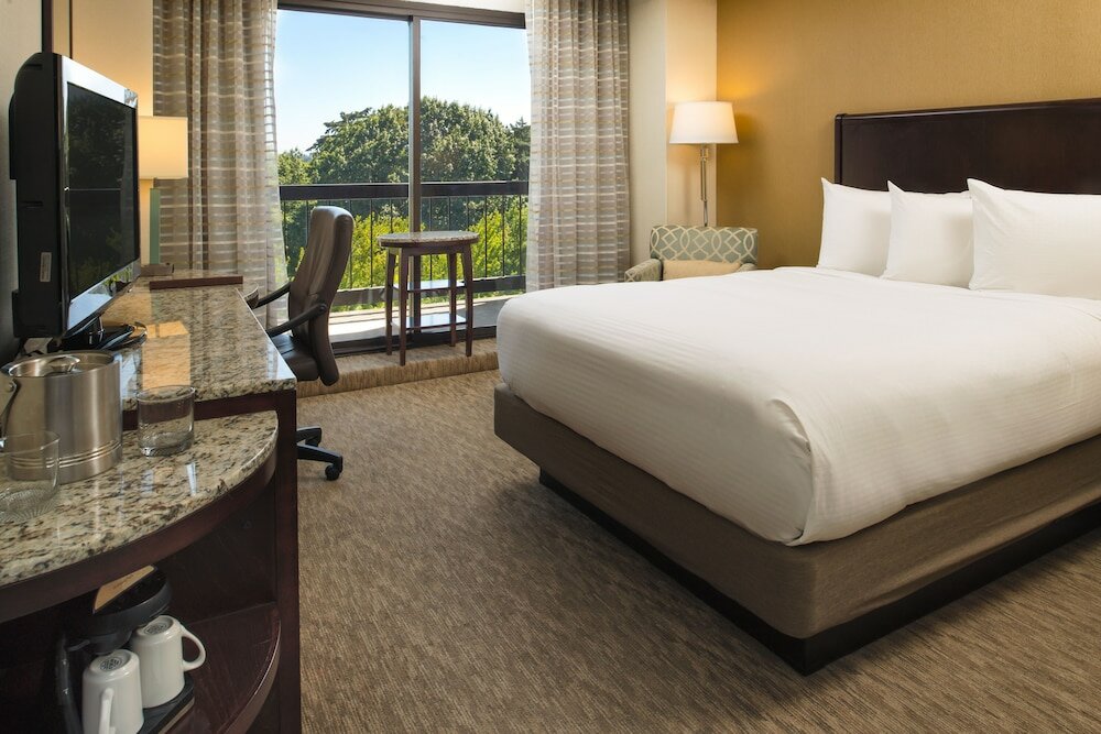Suite, 1 King Bed, Accessible (Roll-In Shower)