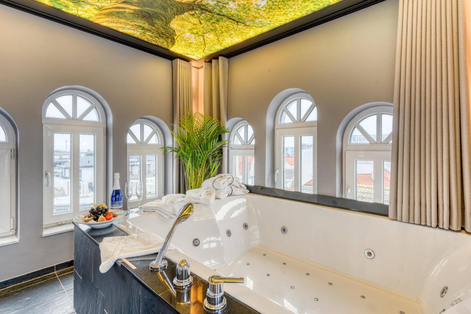 Suite with Hot Tub