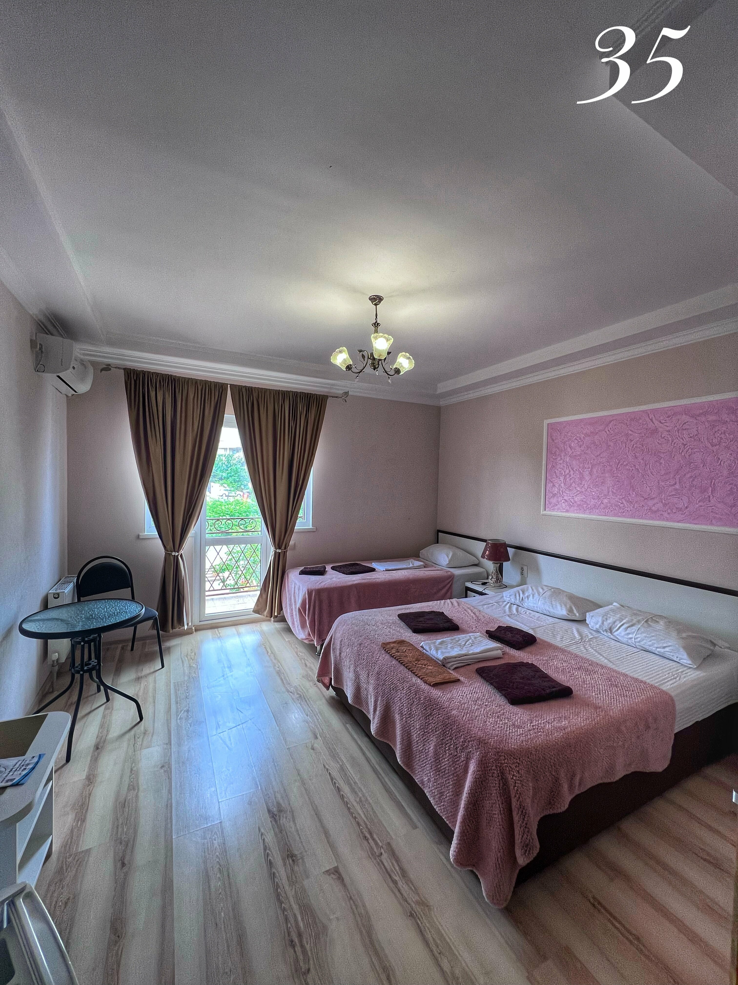 Трехместный номер с балконом