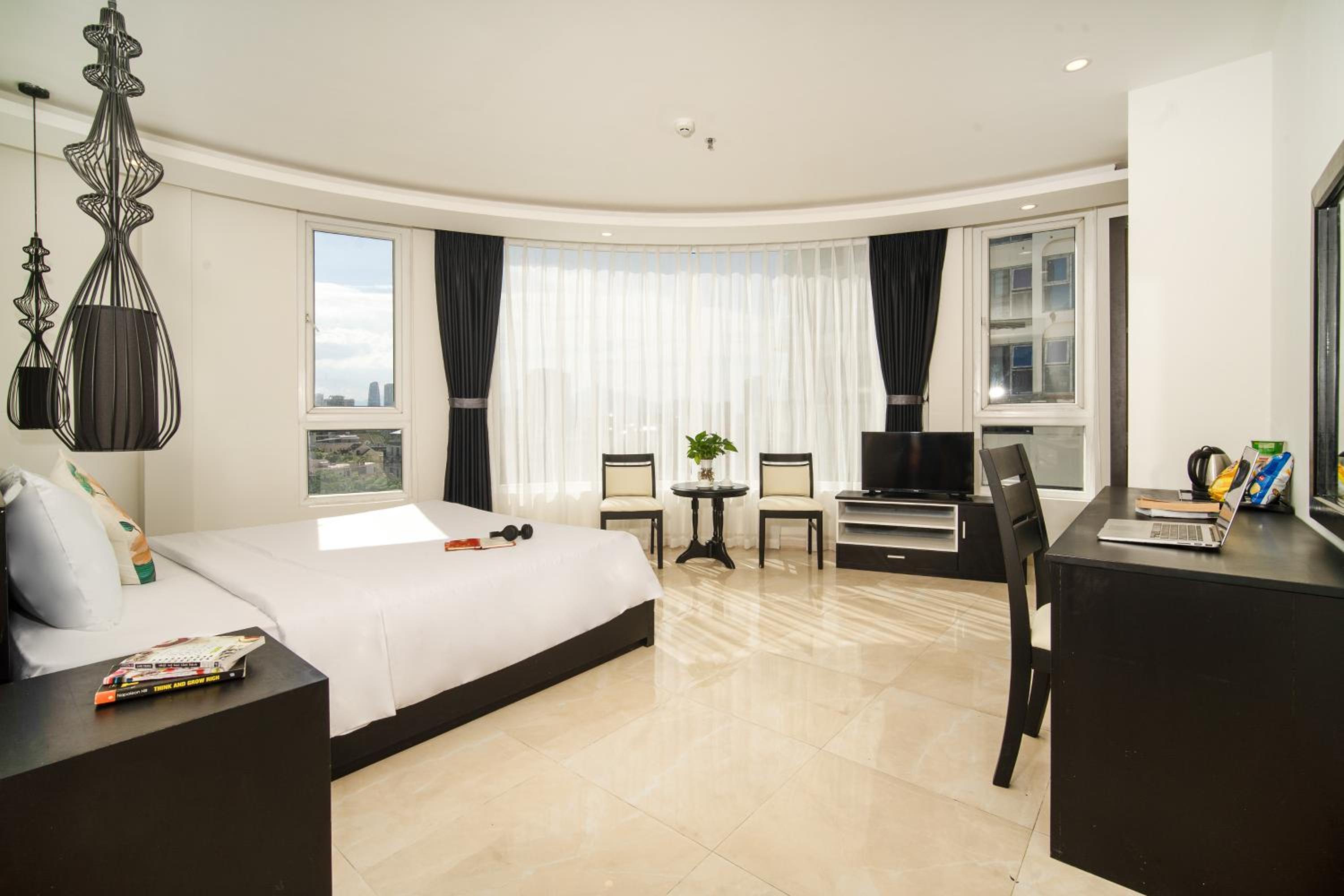 Deluxe King Room - City View