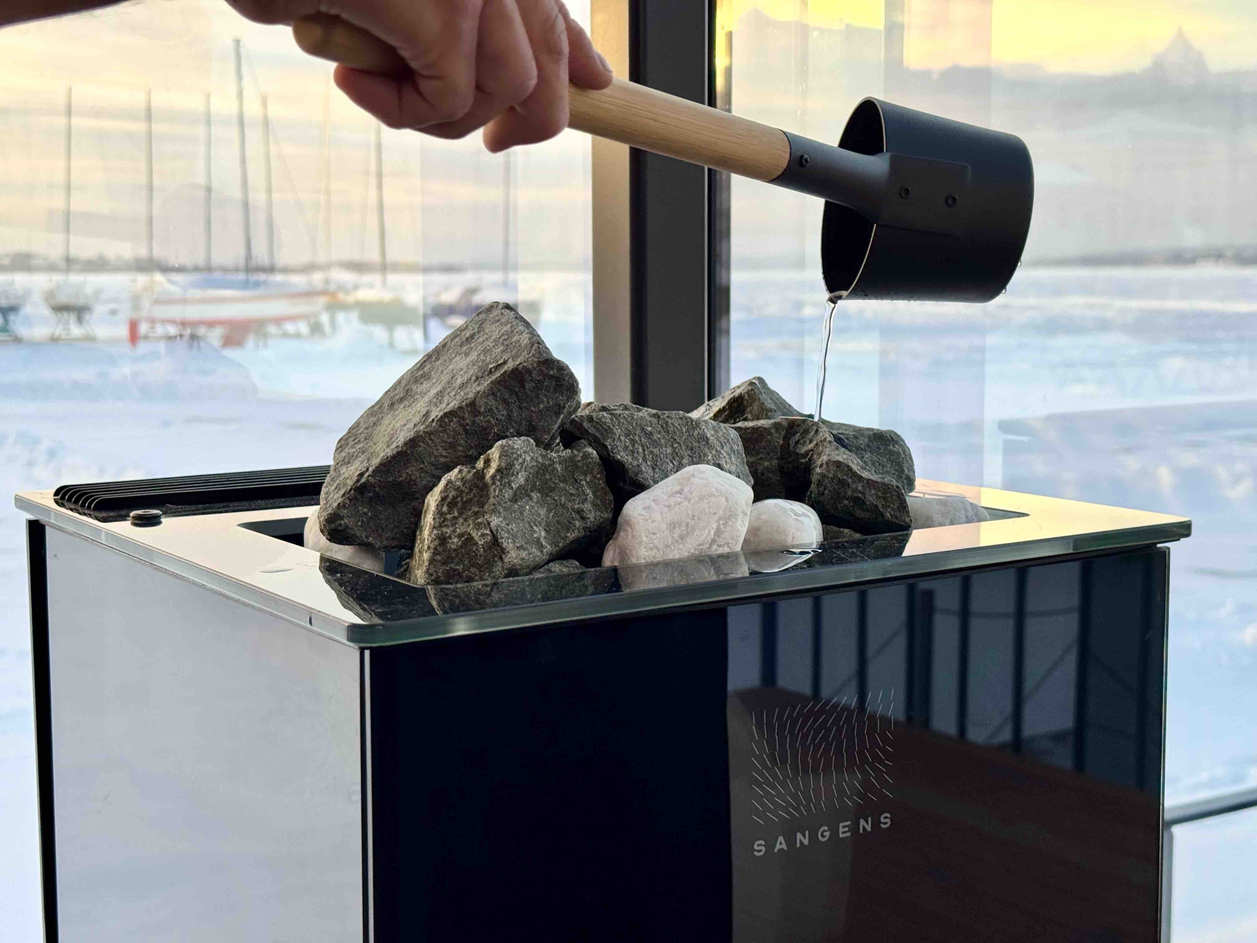 Зеркальный дом - первая линия