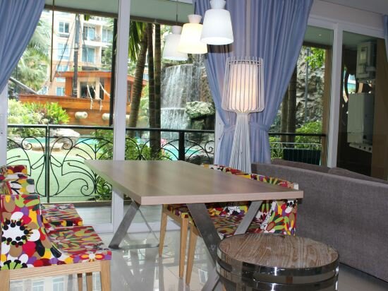 Family Room Pool Access