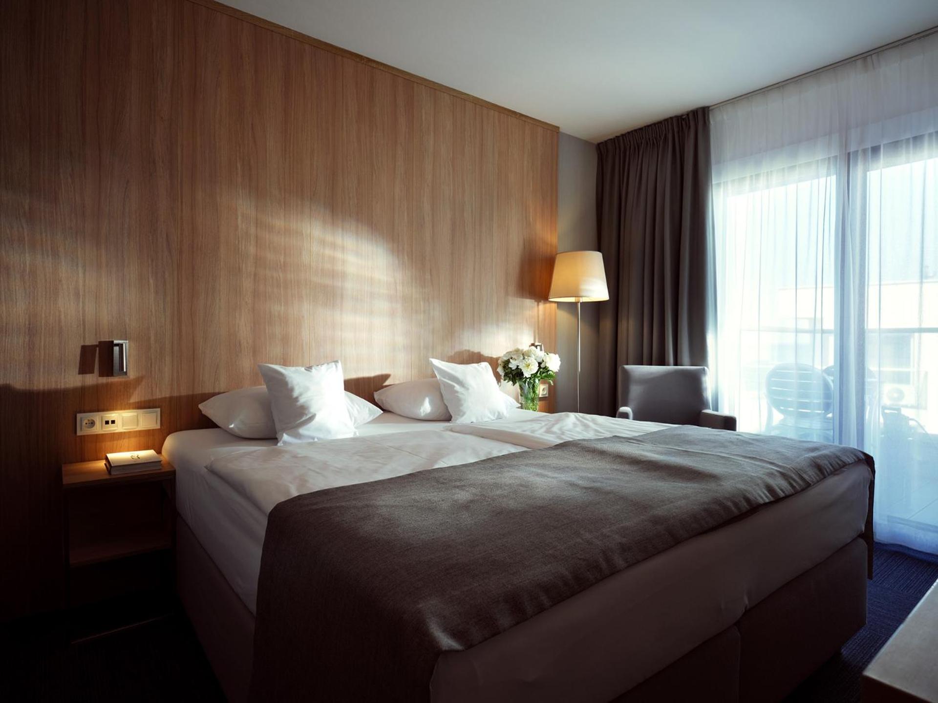 One-Bedroom Suite with Side Sea View