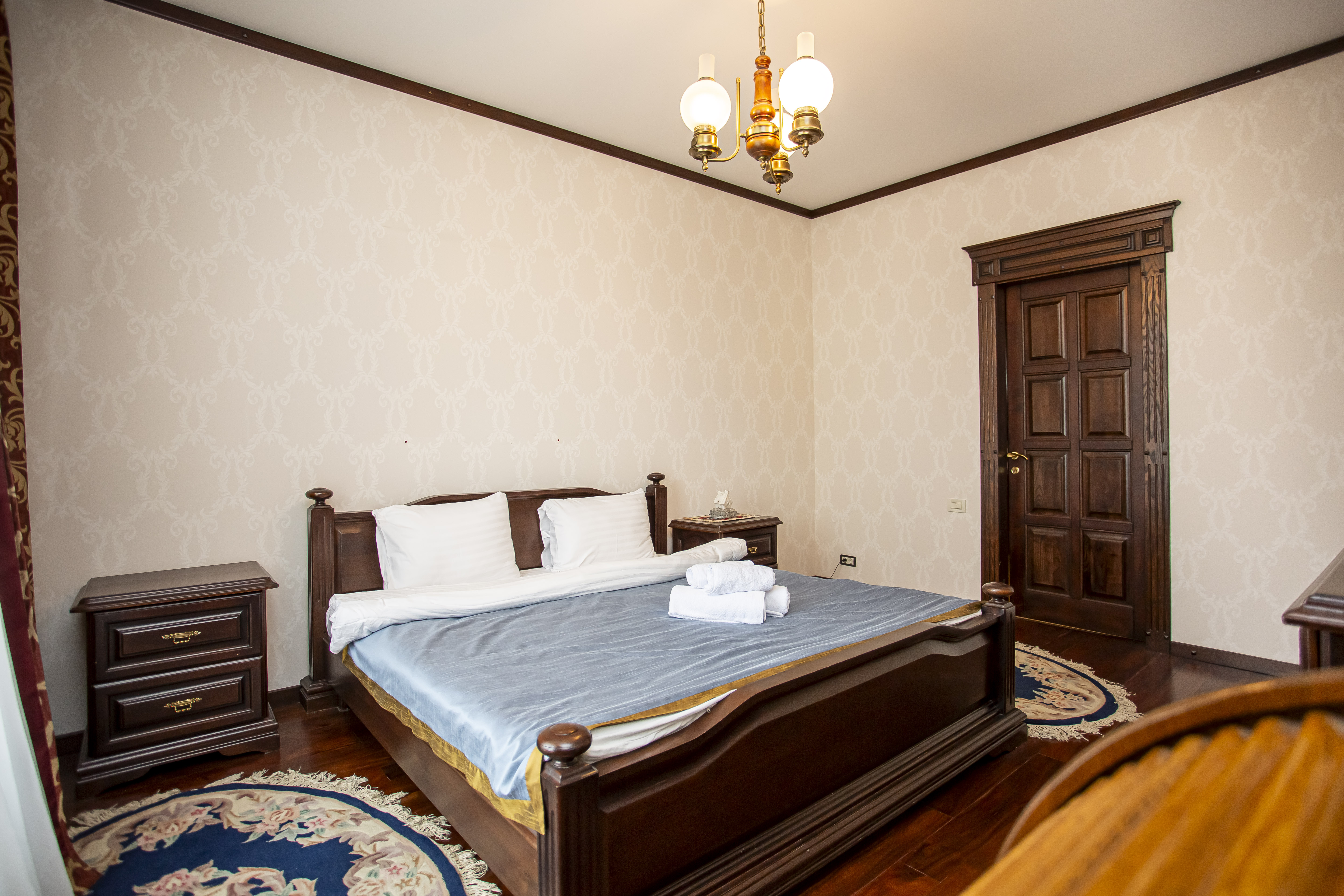 Спальня в эркере с кроватью "king-size"