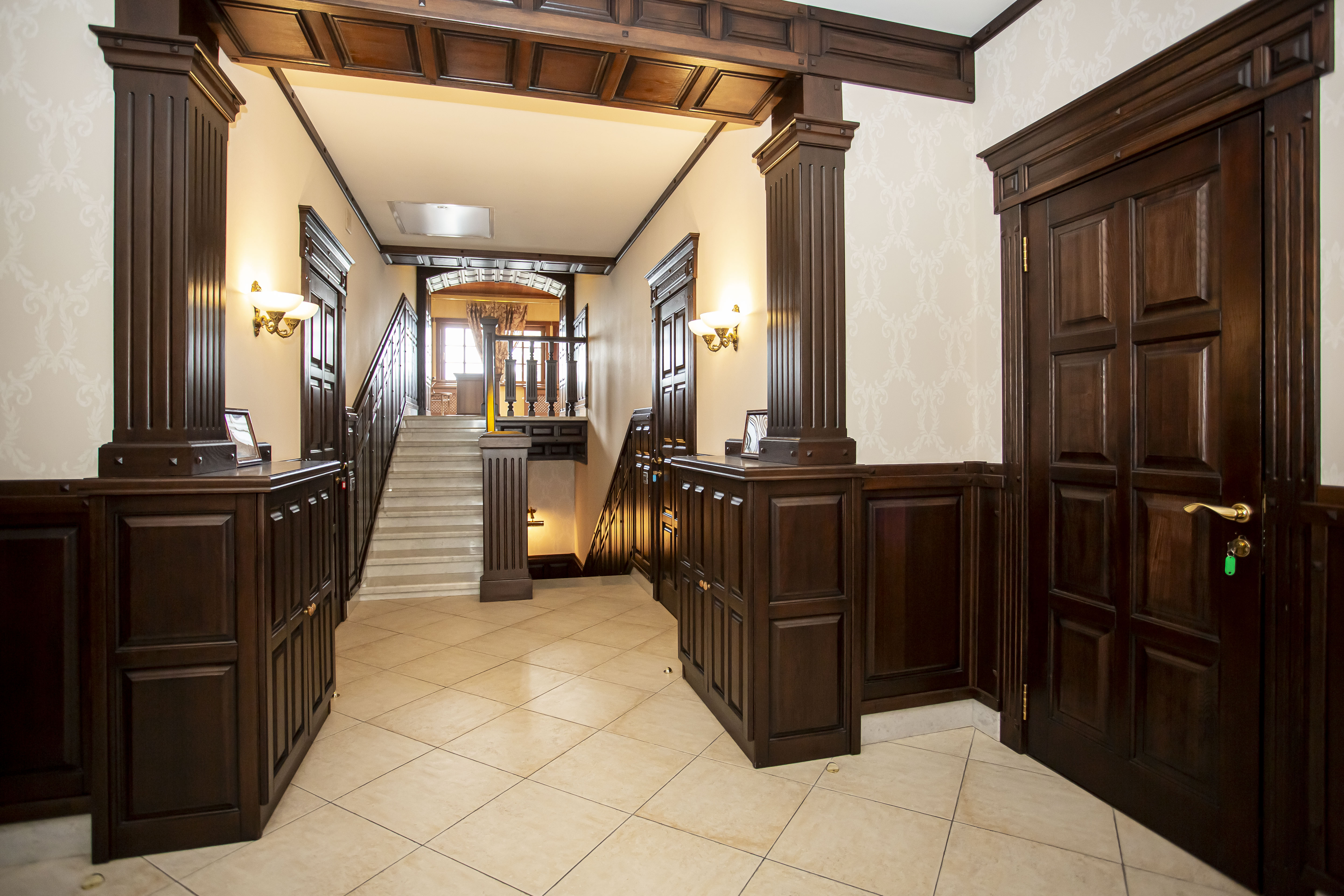 Светлая спальня с кроватью "king-size"