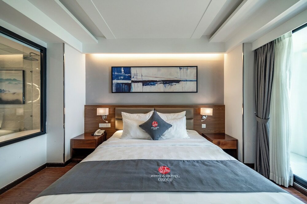 Deluxe Room (Bathtub/Shower)